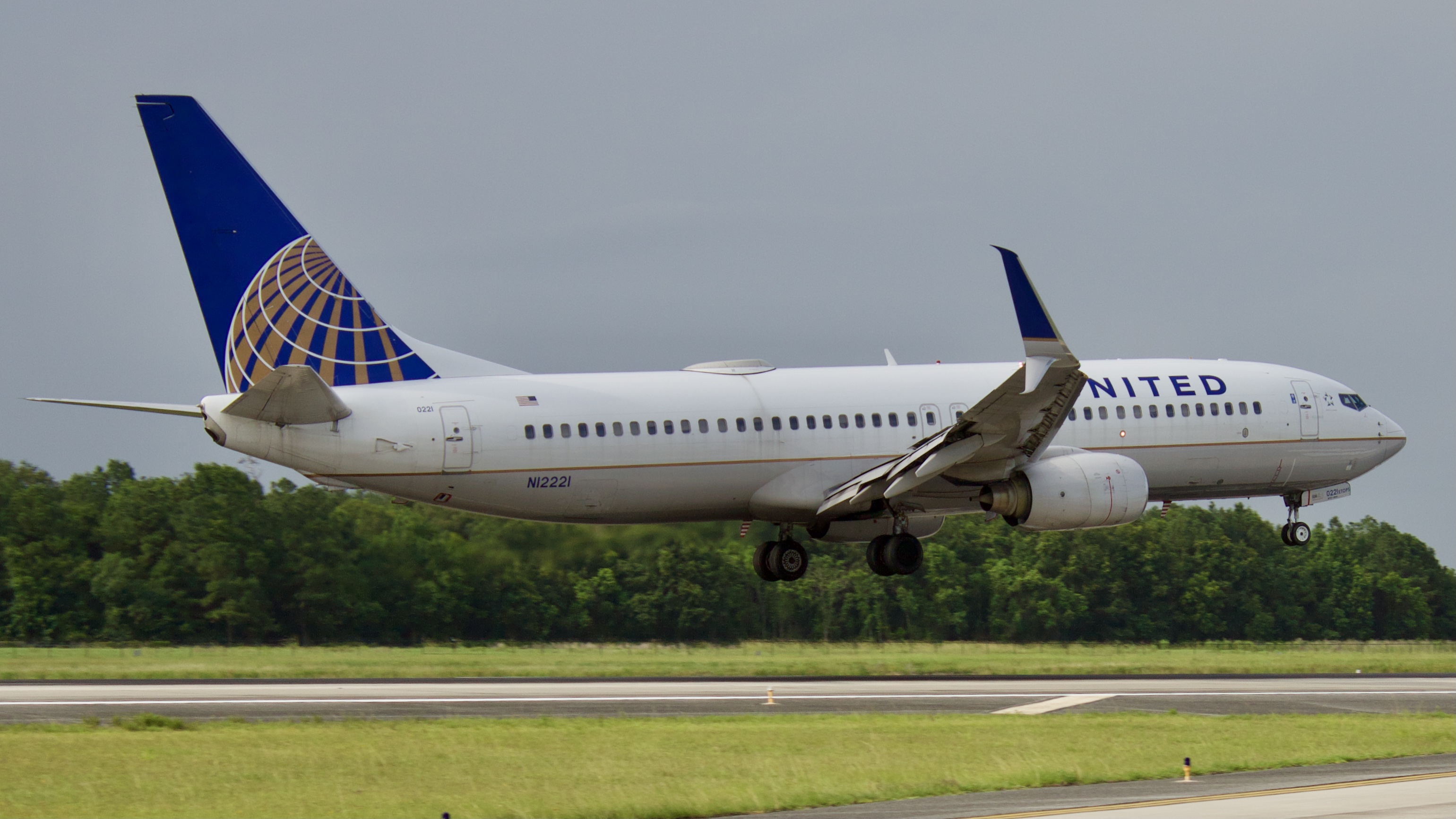 Full size: United Airlines Boeing 737-800 N12221 at Houston-George Bush Intercontinental Airport