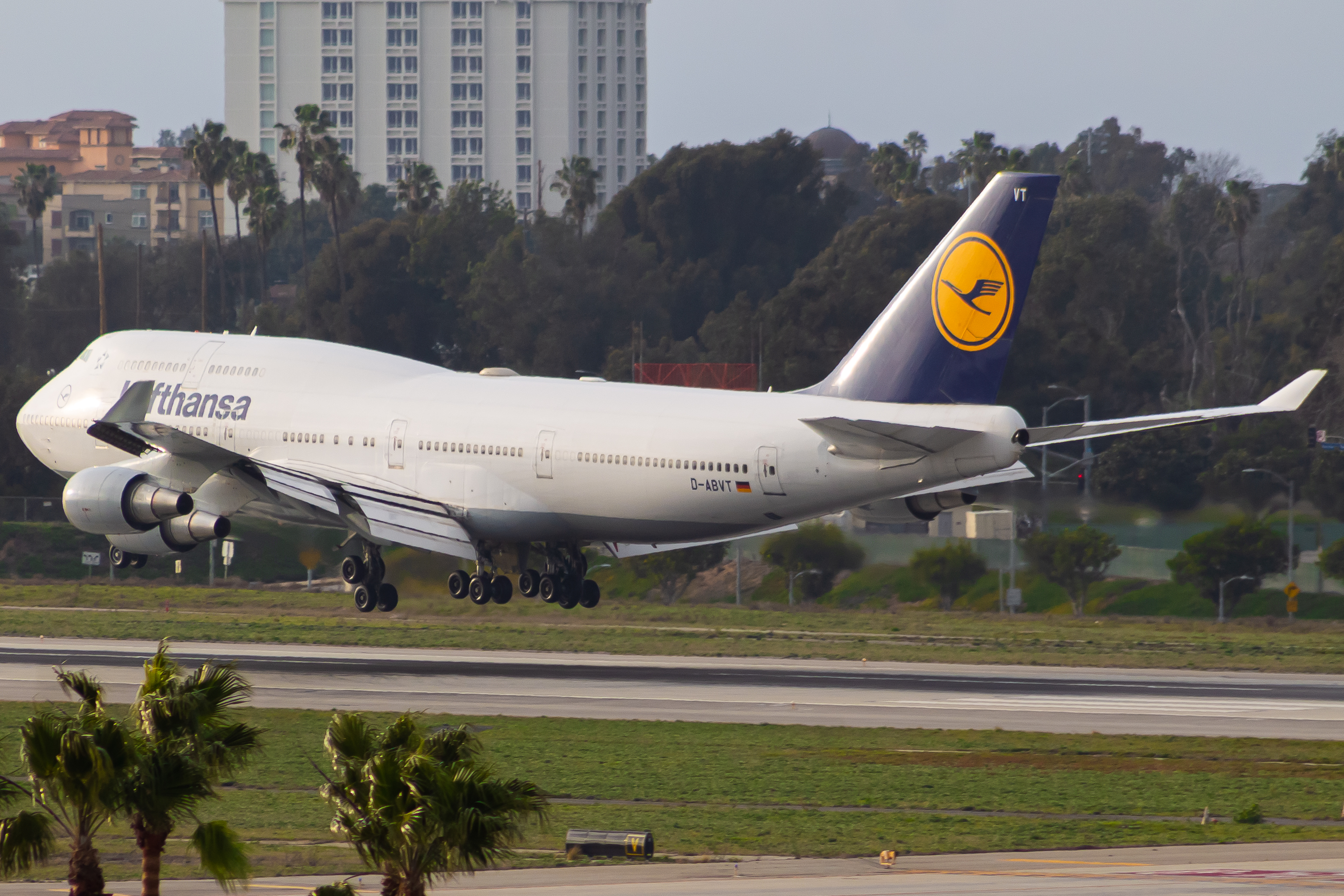 Full size: Lufthansa Boeing 747-400 D-ABVT at Los Angeles International Airport