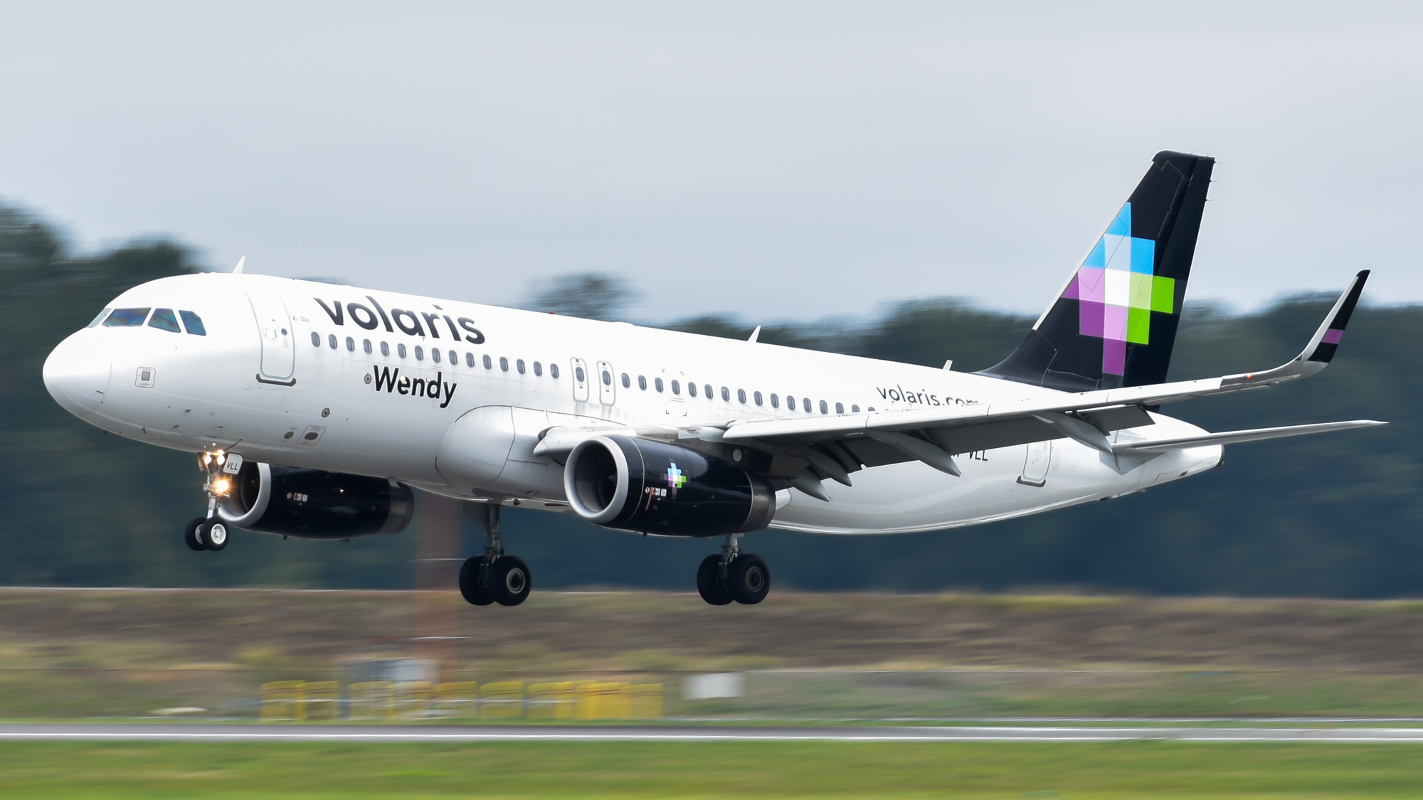 Full size: Volaris Airbus A320 XA-VLL at Portland International Airport