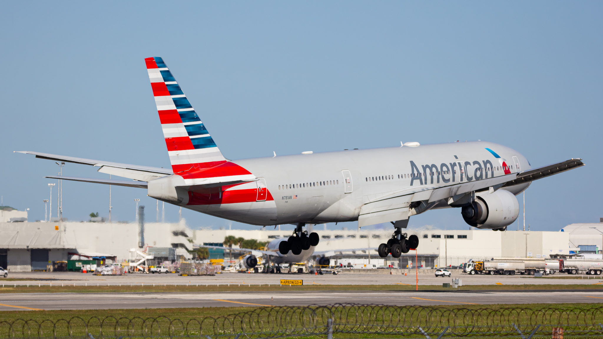 Full size: American Airlines Boeing 777-200ER N781AN at Miami International Airport