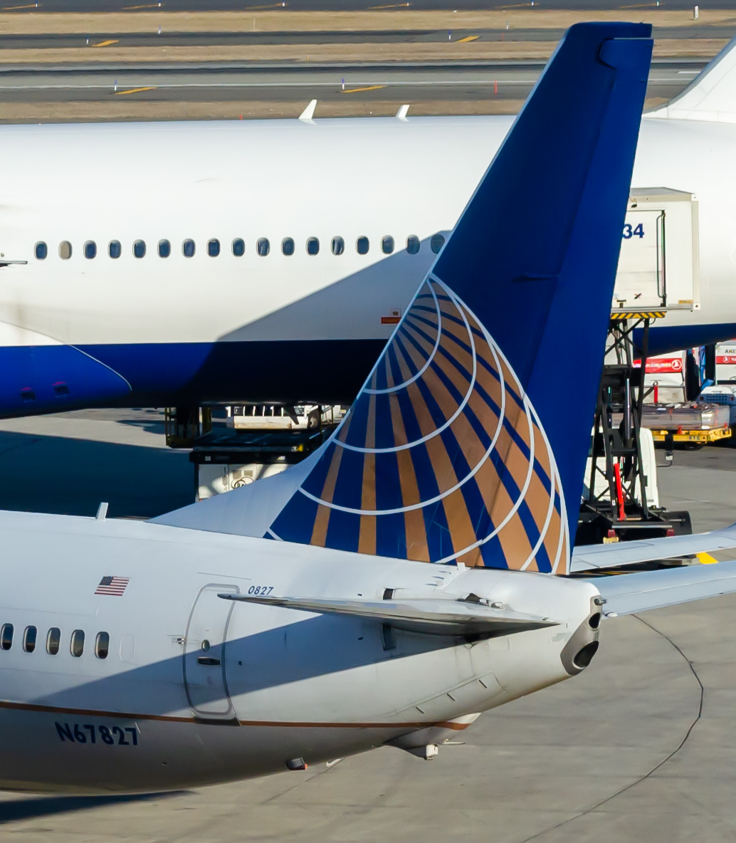 Full size: United Airlines Boeing 737-900ER N67827 at Newark Liberty International Airport