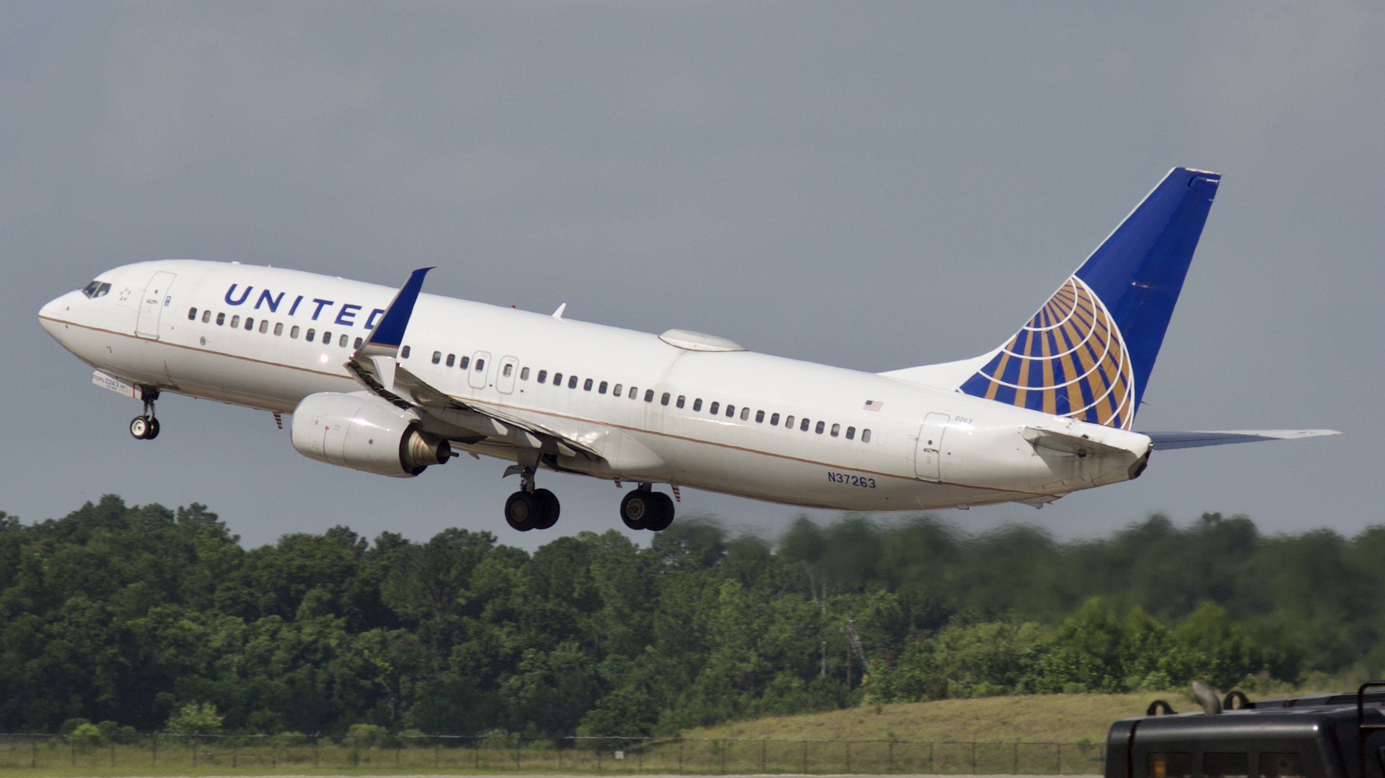 Full size: United Airlines Boeing 737-800 N37263 at Houston-George Bush Intercontinental Airport