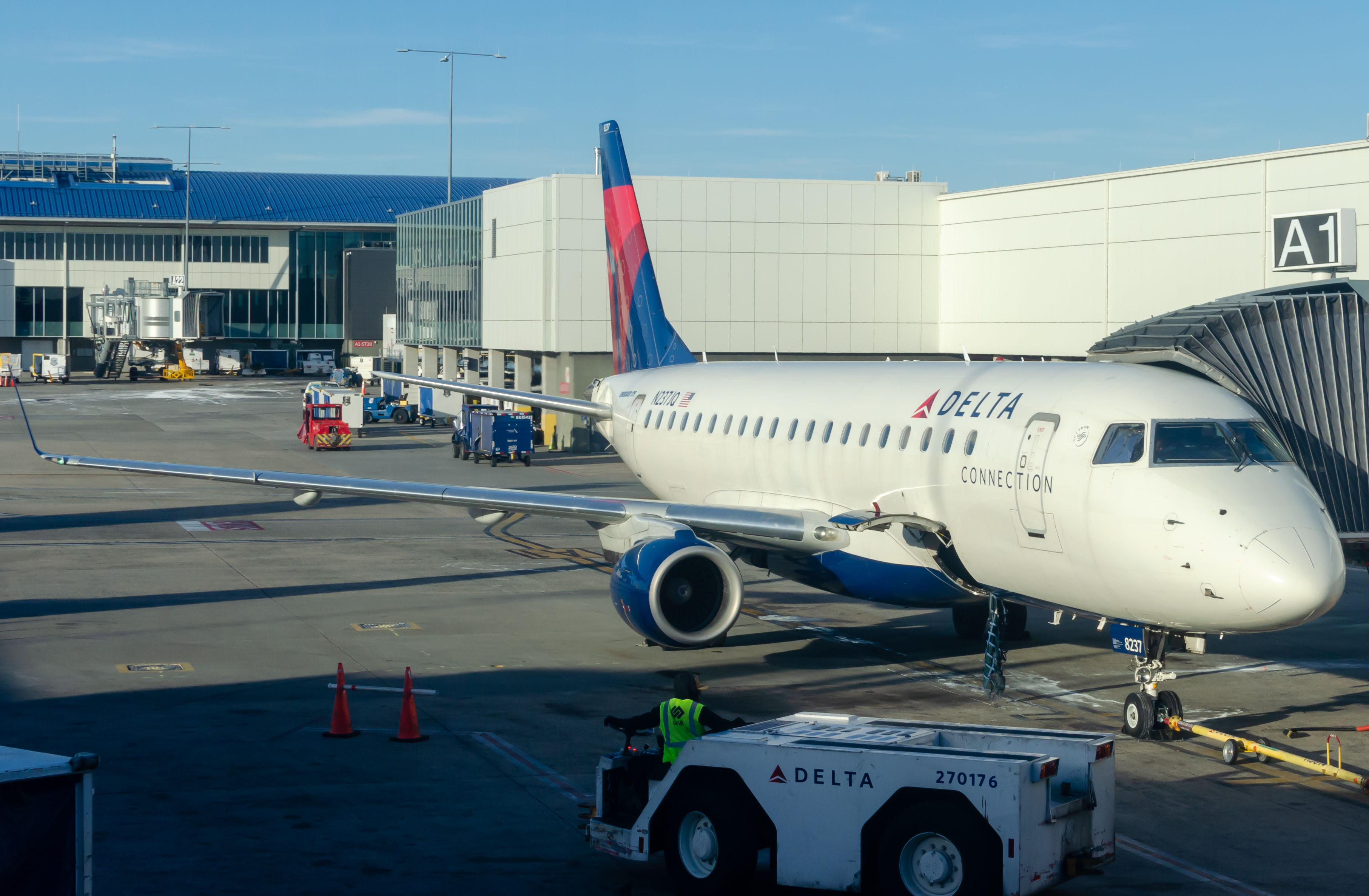 Full size: Delta Connection Embraer E175 N237JQ at Charlotte/Douglas International Airport