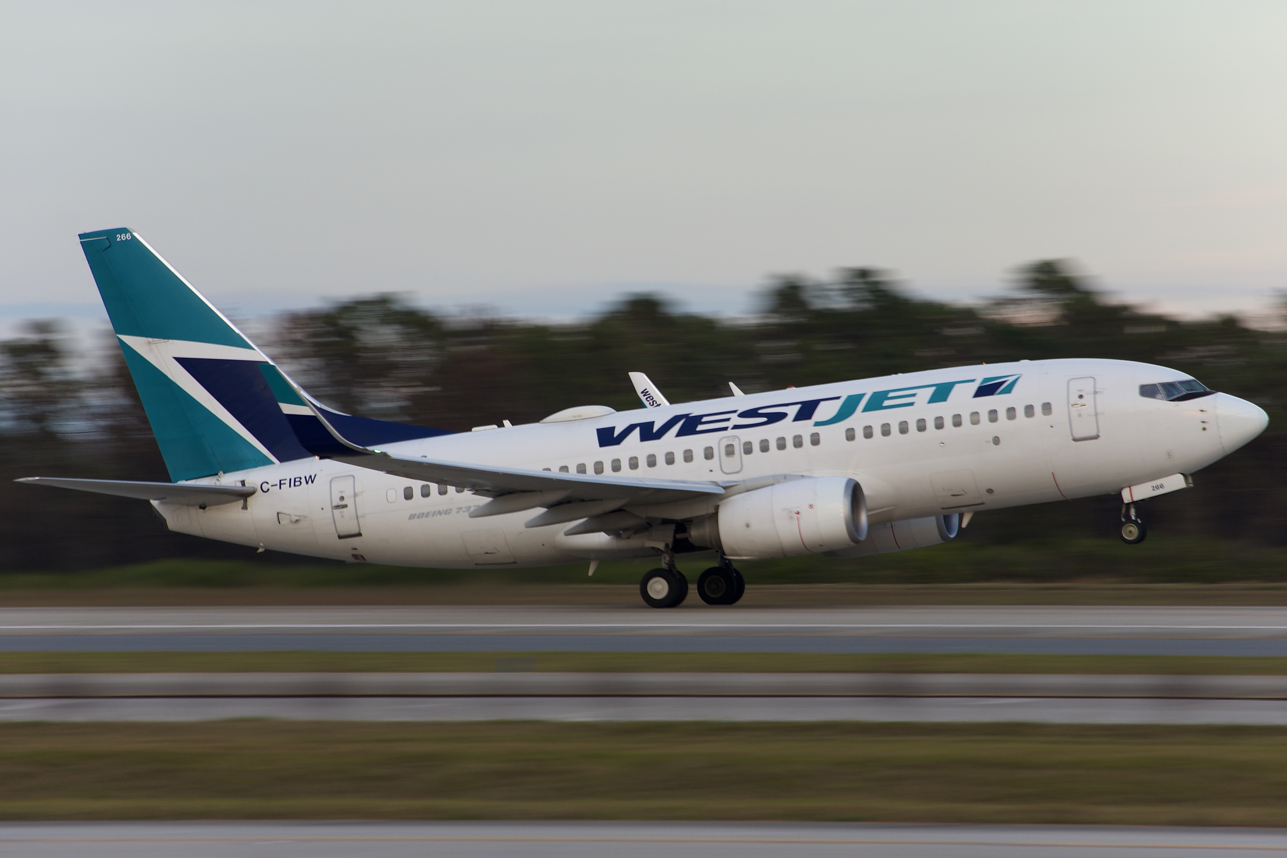 Full size: WestJet Boeing 737-700 C-FIBW at Orlando International Airport