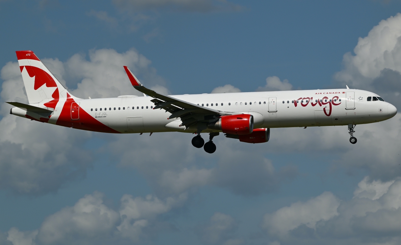 Full size: Air Canada Rouge Airbus A321-200 C-FJQL at Orlando International Airport