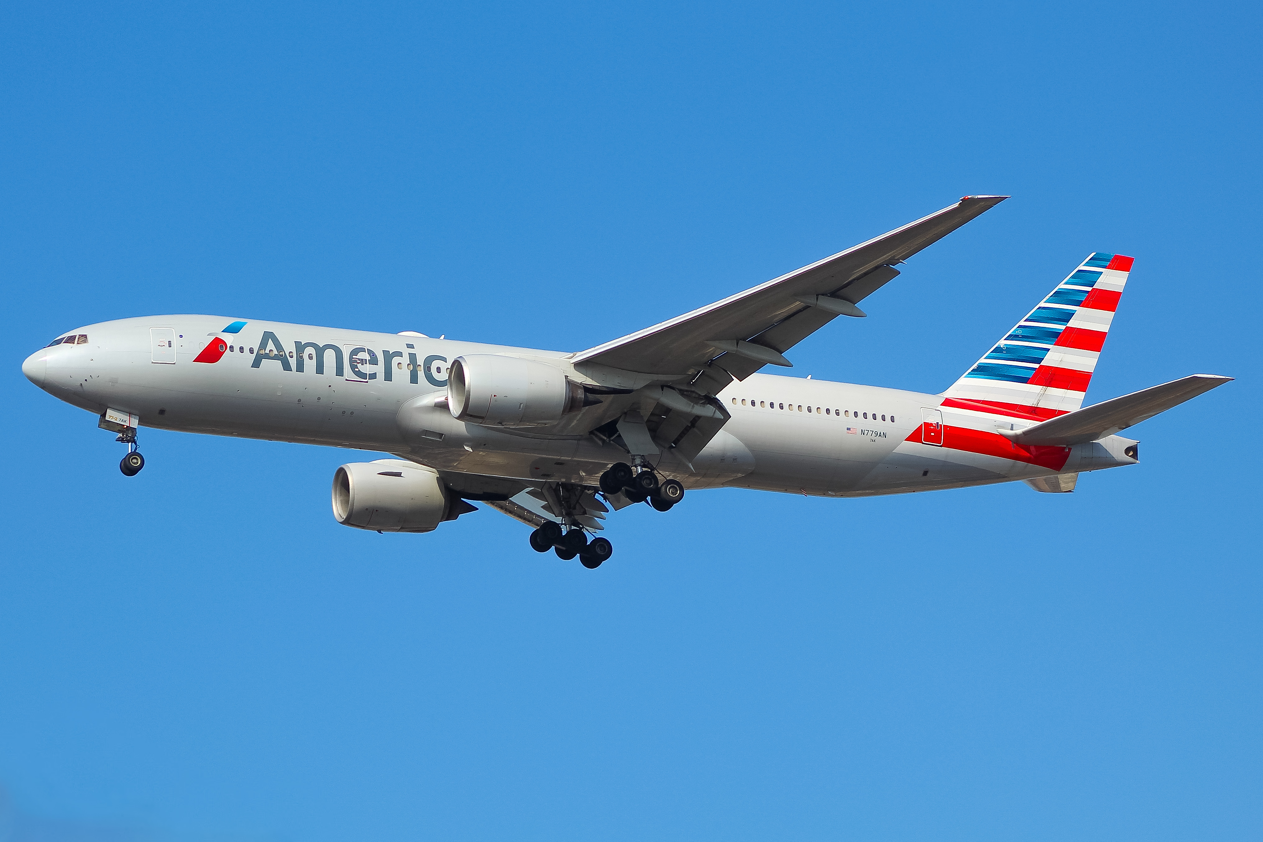 Full size: American Airlines Boeing 777-200ER N779AN at Chicago O'Hare International Airport