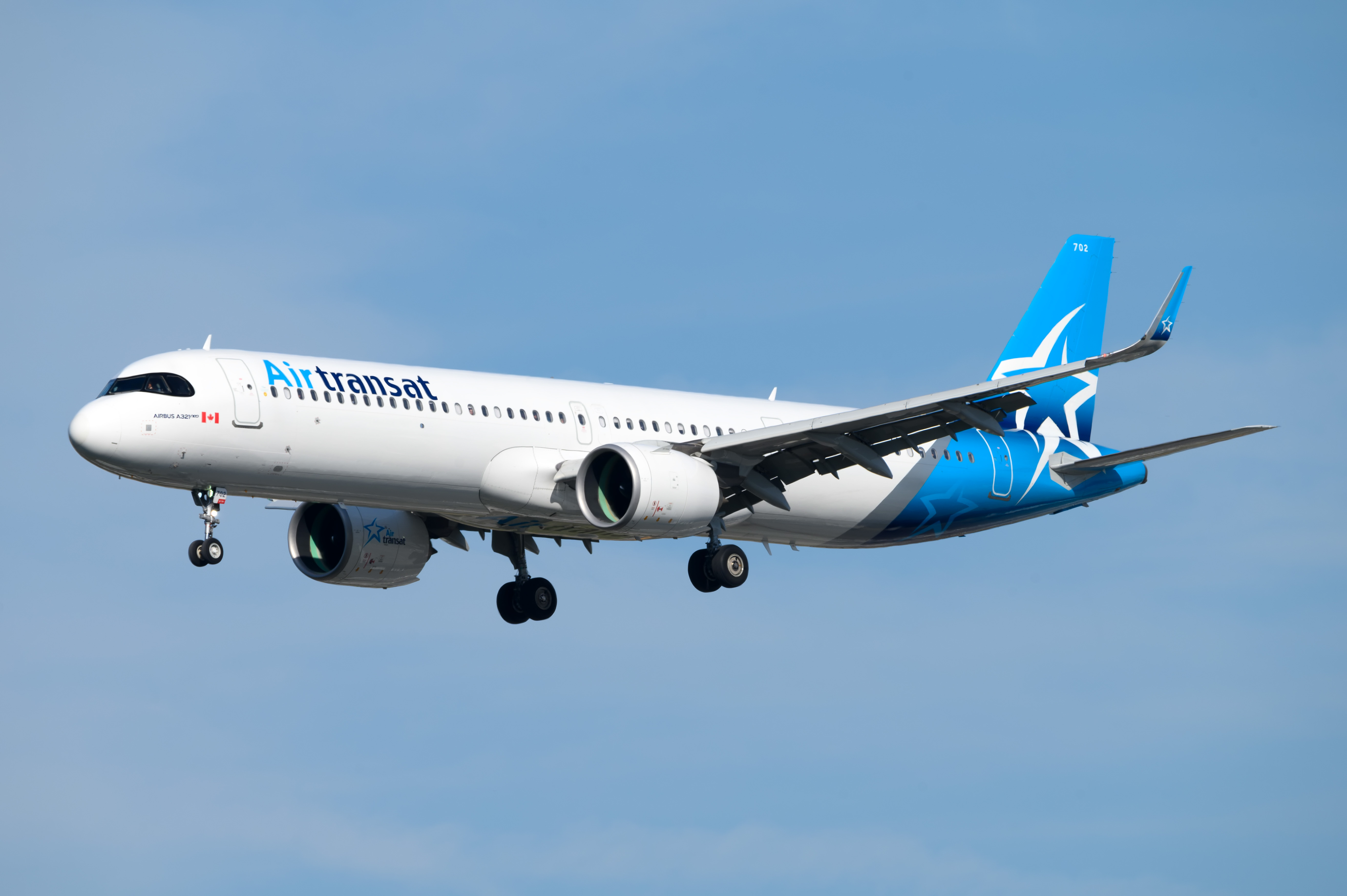 Full size: Air Transat Airbus A321NEO C-GOIF at Orlando International Airport