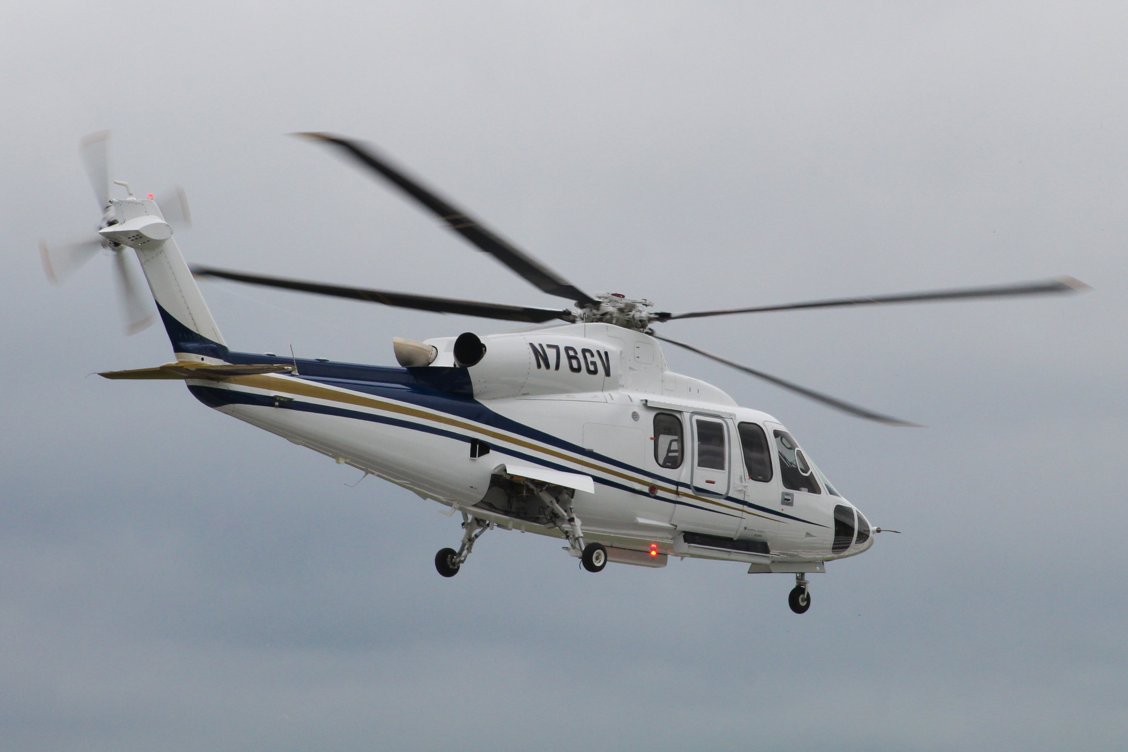 Full size: PRIVATE Sikorsky S-76D  N76GV at York Airport