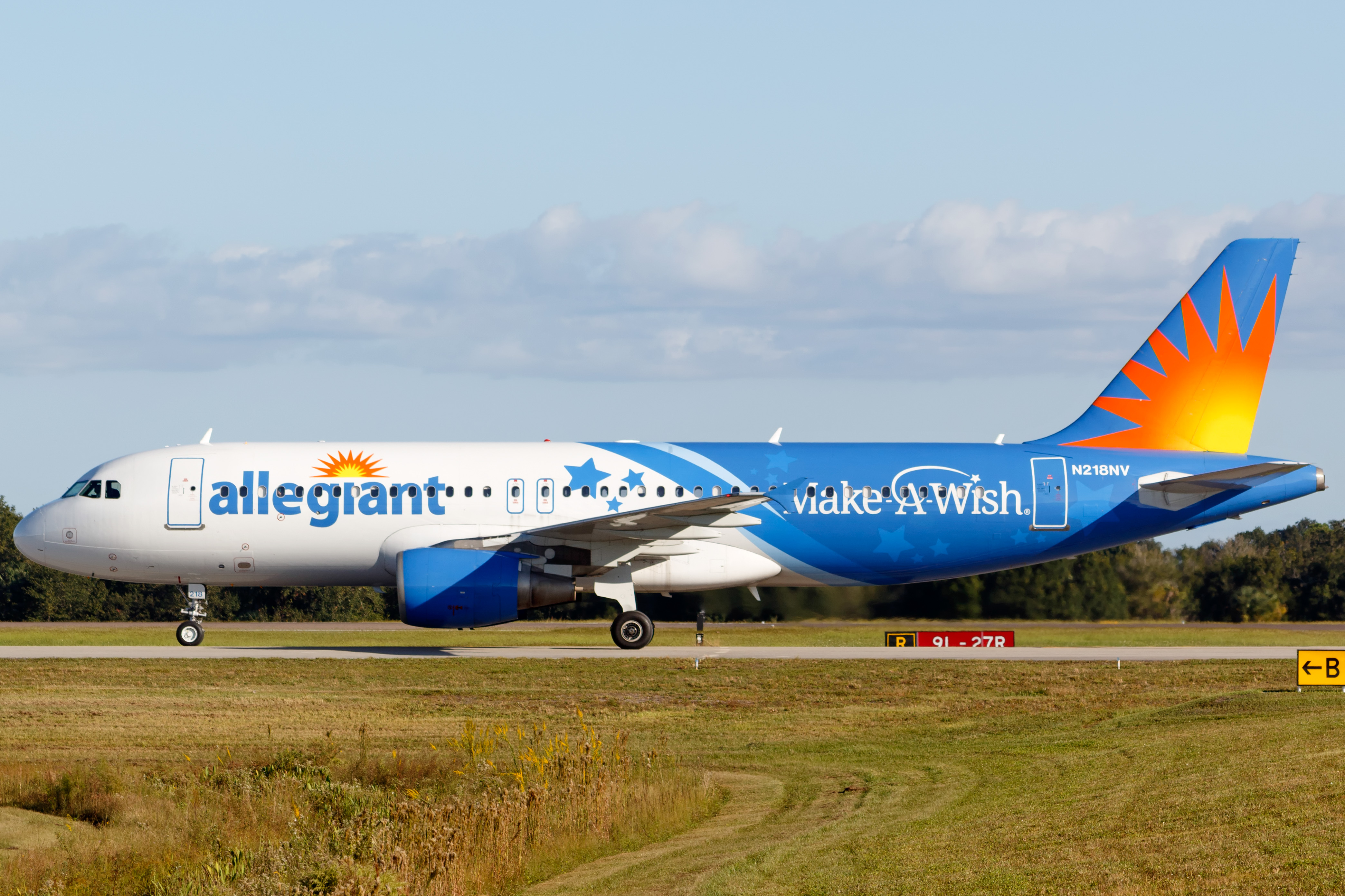 Full size: Allegiant Air Airbus A320 N218NV at Orlando Sanford International Airport