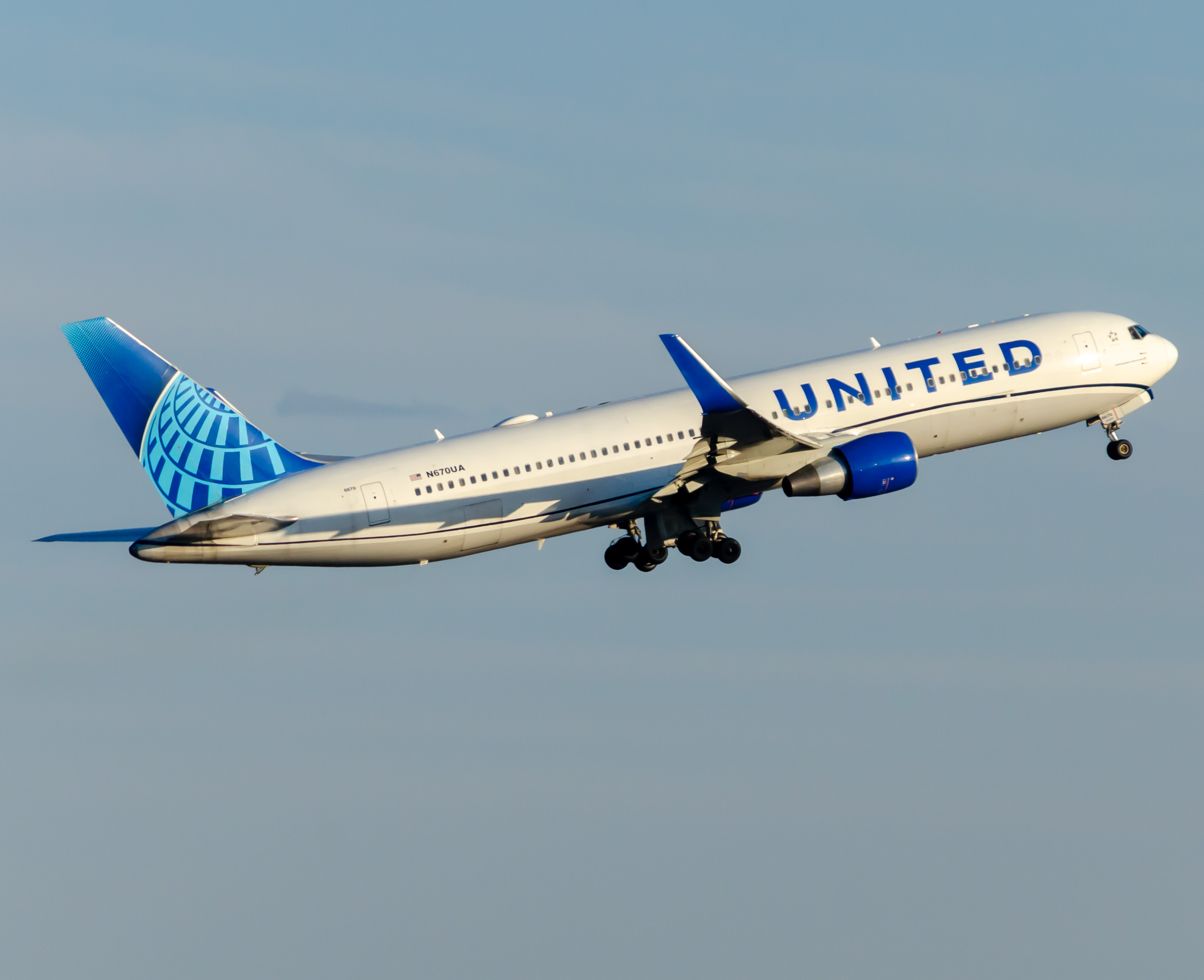 Full size: United Airlines Boeing 767-300ER N670UA at Newark Liberty International Airport