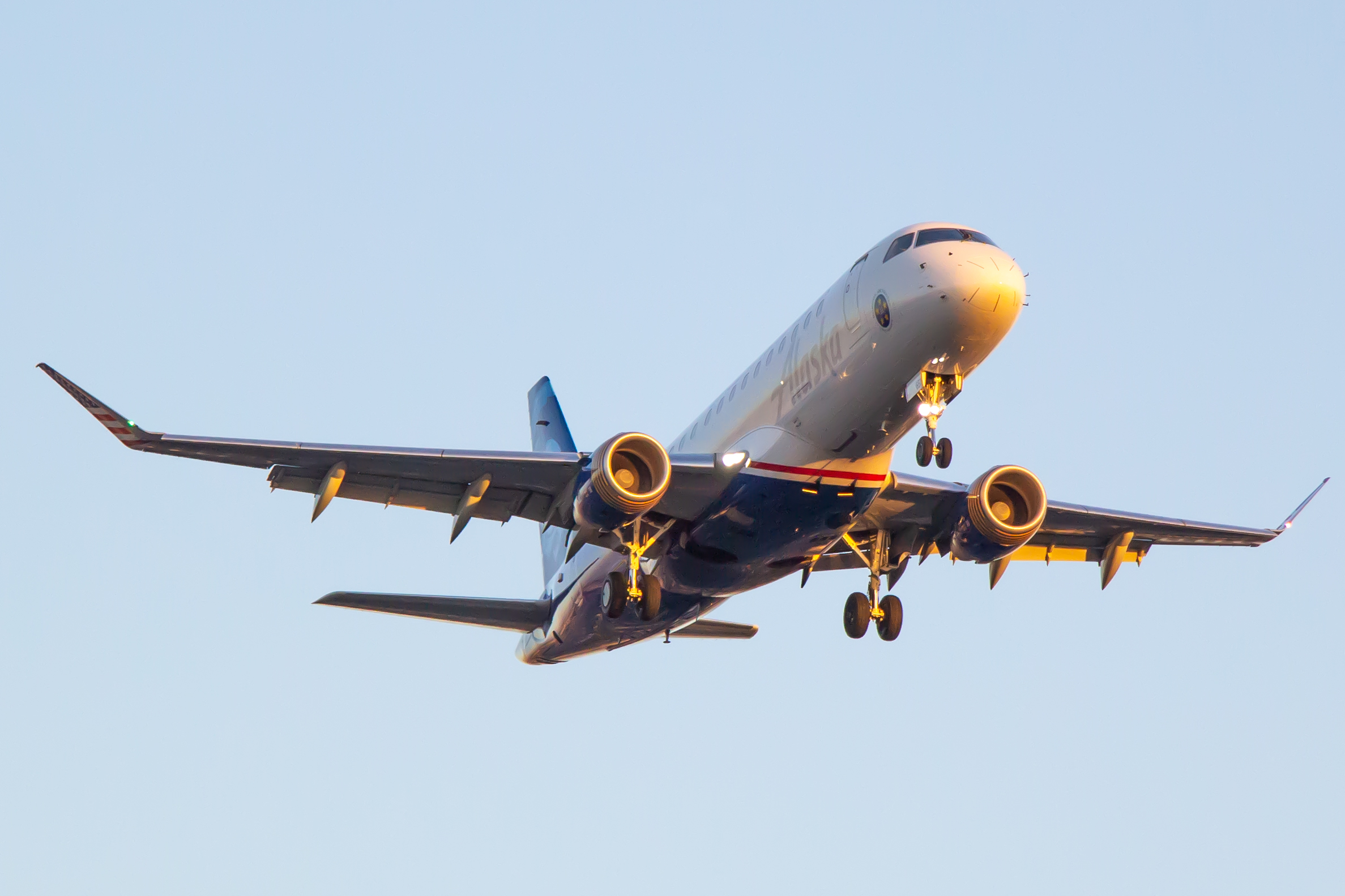Full size: Horizon Air Embraer E175 N651QX at Los Angeles International Airport