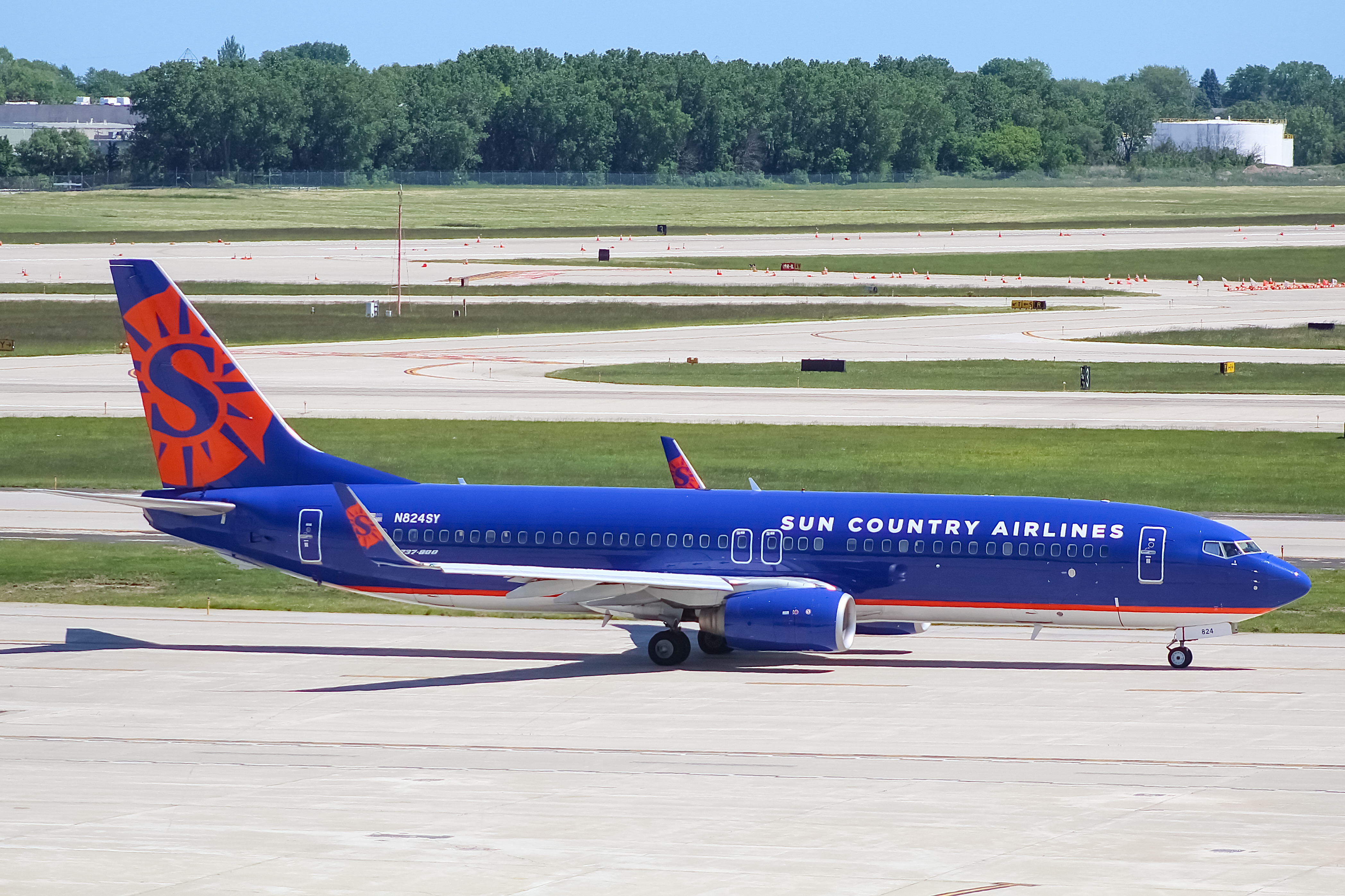 Full size: Sun Country Airlines Boeing 737-800 N824SY at General Mitchell International Airport