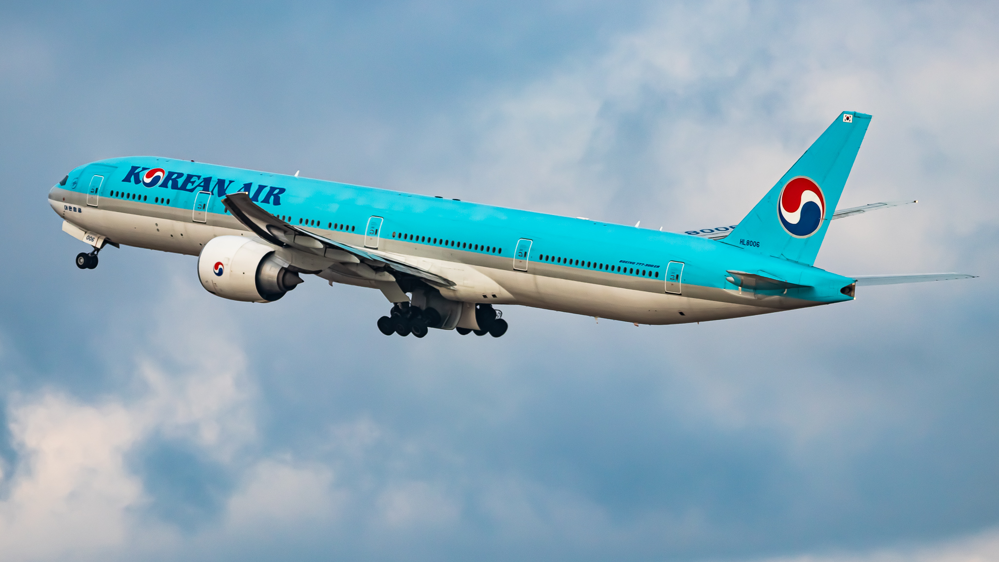 Full size: Korean Air Boeing 777-300ER HL8006 at Seoul-Incheon International Airport