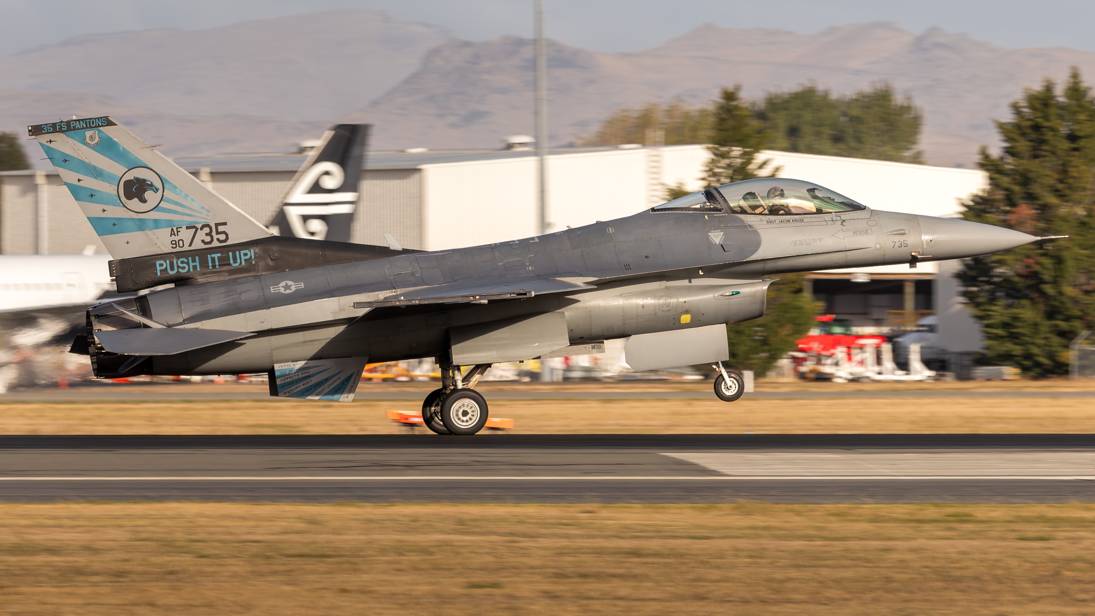 Full size: USAF - United States Air Force General Dynamics F-16 Fighting Falcon 90-0735 at Christchurch International Airport