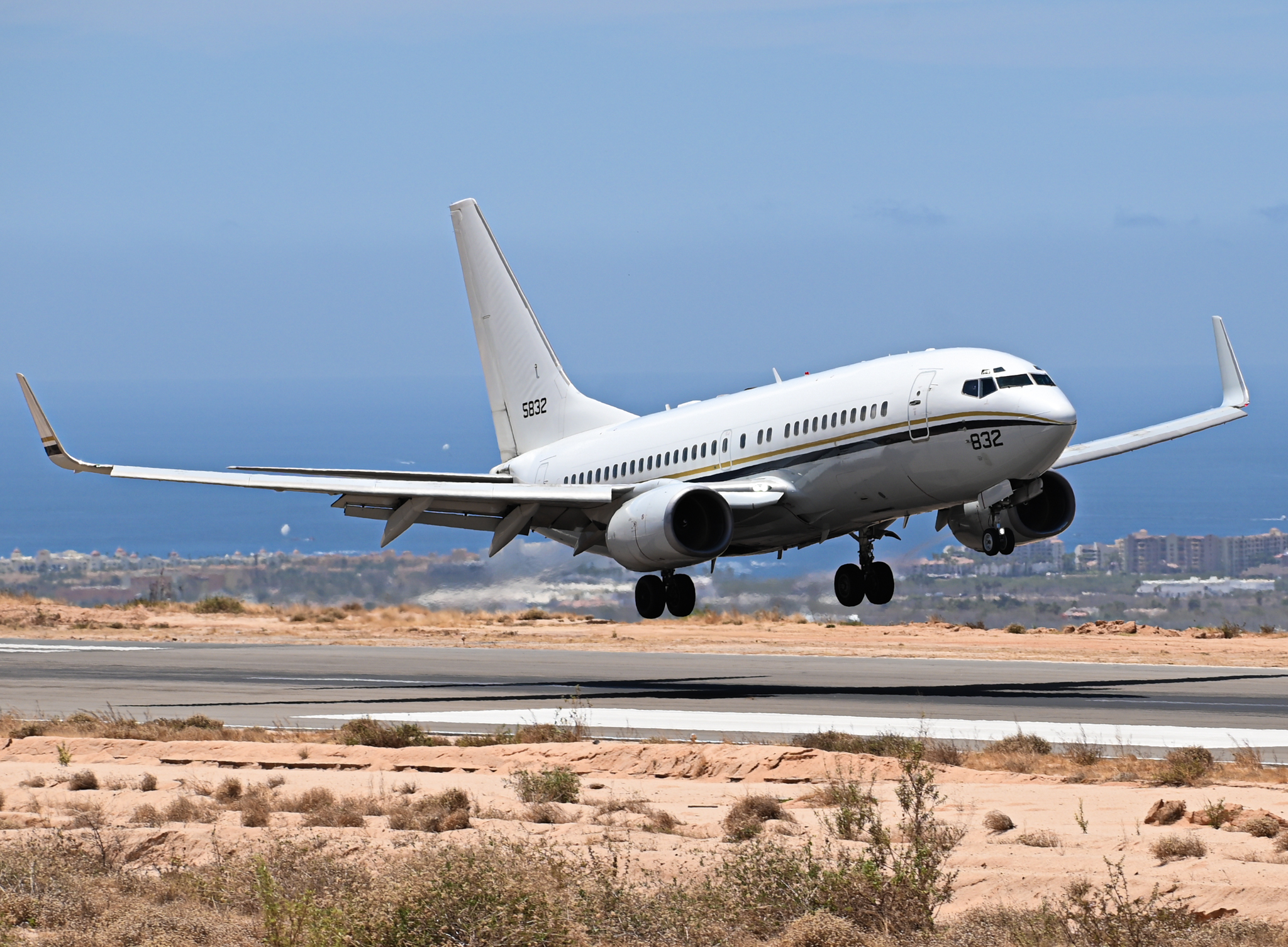 Full size: US Navy Boeing C-40A Clipper 165832 at Aeropuerto de Cabo San Lucas Internacional
