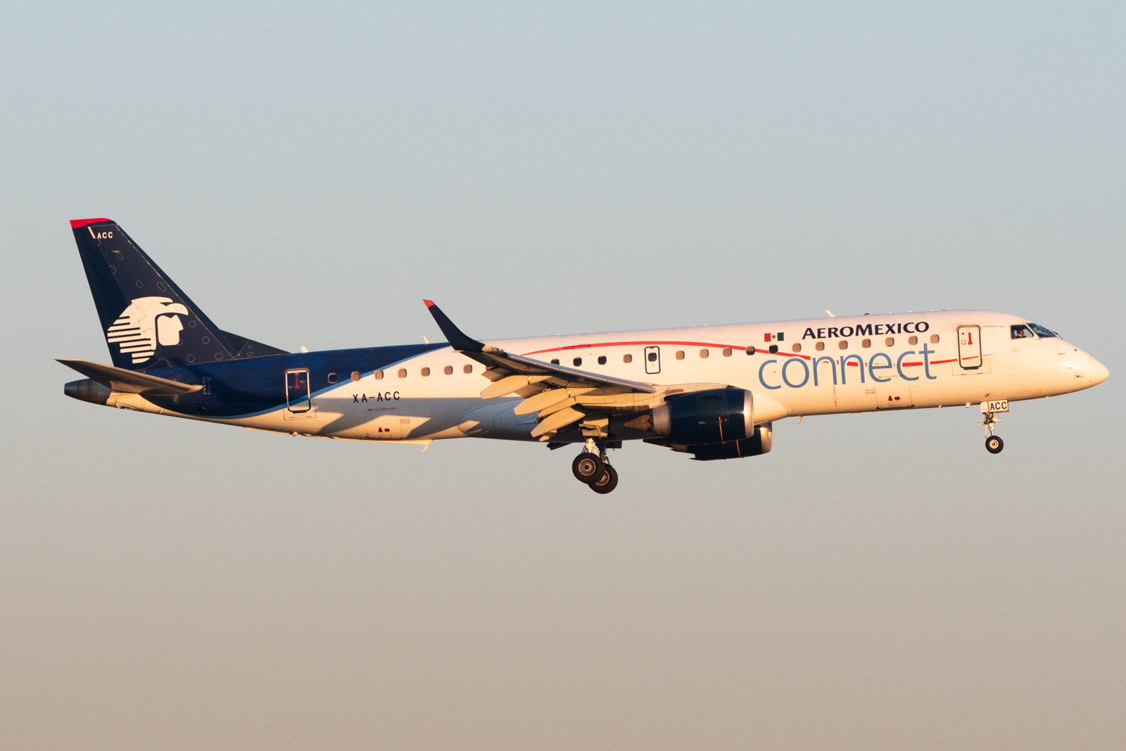 Full size: Aeromexico Connect Embraer E190 XA-ACC at Mexico City International Airport