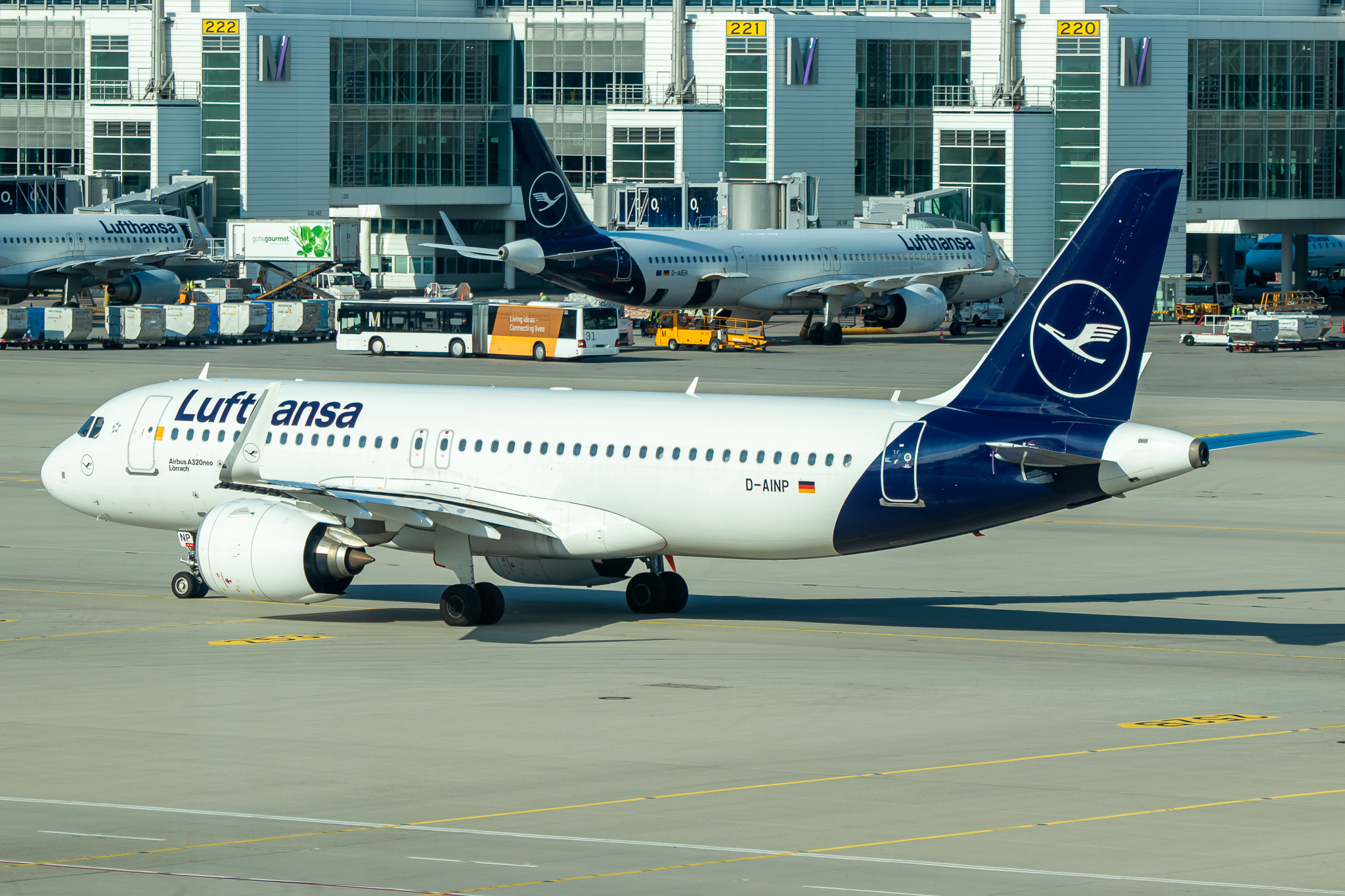 Full size: Lufthansa Airbus A320NEO D-AINP at Munich International Airport