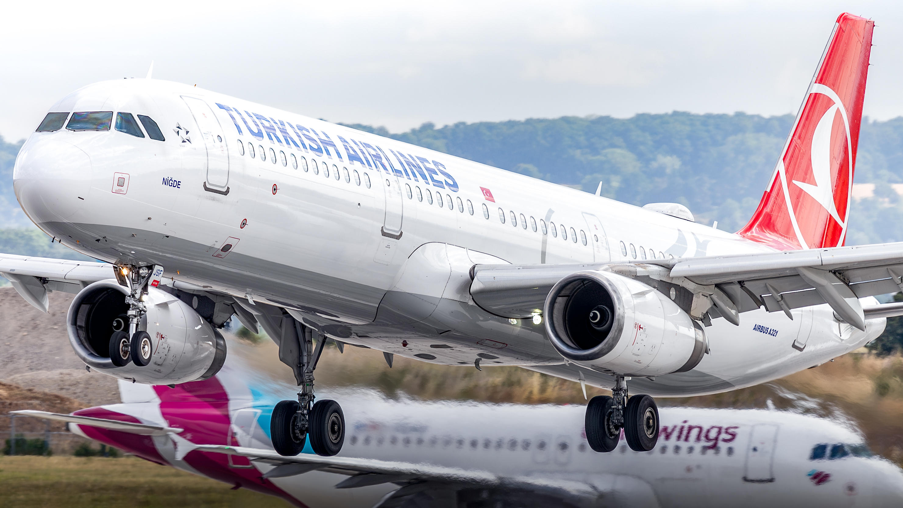 Full size: Turkish Airlines Airbus A321-200 TC-JSF at Stuttgart Airport