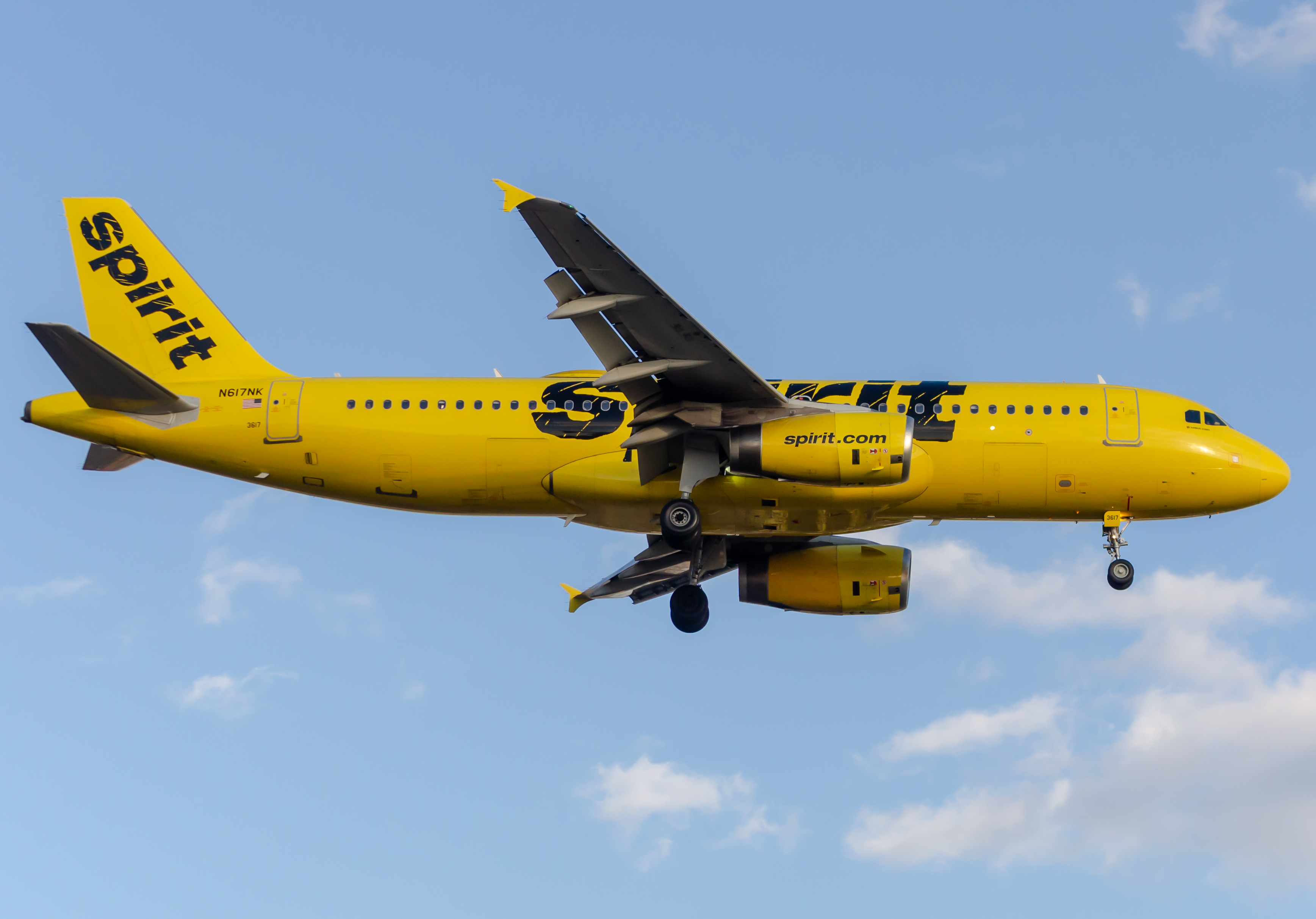 Full size: Spirit Airlines Airbus A320 N617NK at Newark Liberty International Airport