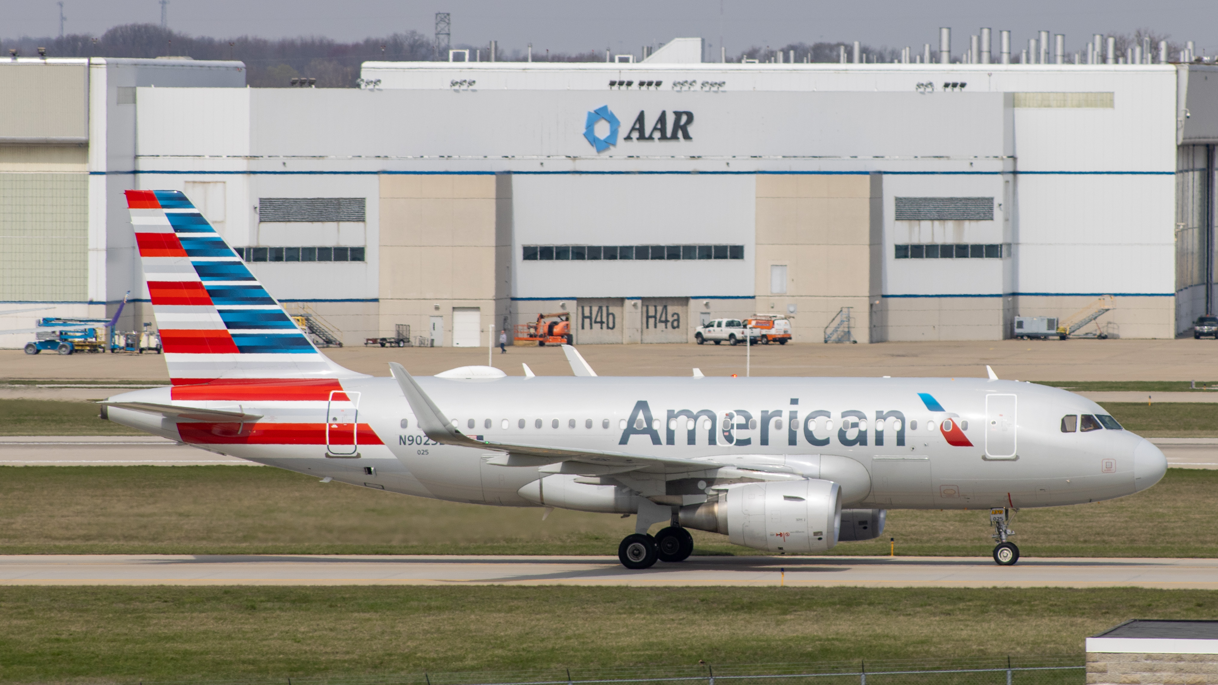 Full size: American Airlines Airbus A319 N9025B at Indianapolis International Airport