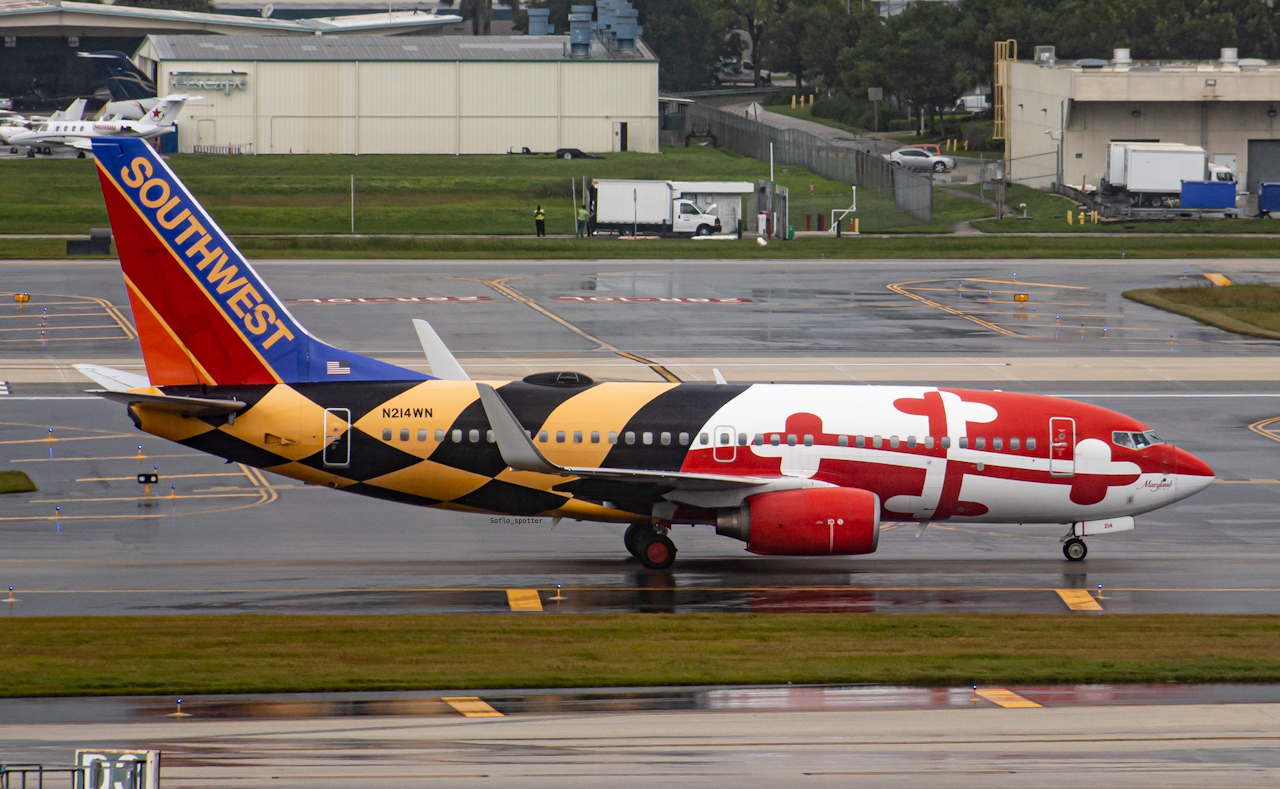 Full size: Southwest Airlines Boeing 737-700 N214WN at Fort Lauderdale/Hollywood International Airport