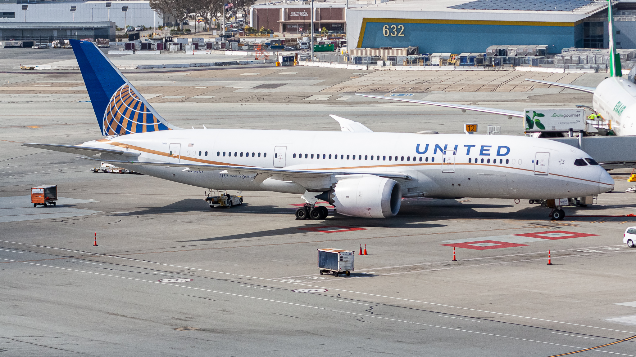 Full size: United Airlines Boeing 787-8 N29907 at San Francisco International Airport