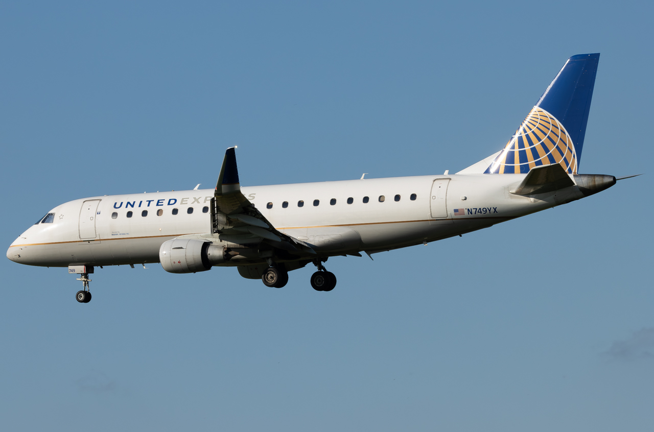 Full size: United Express Embraer E175 N749YX at Pittsburgh International Airport