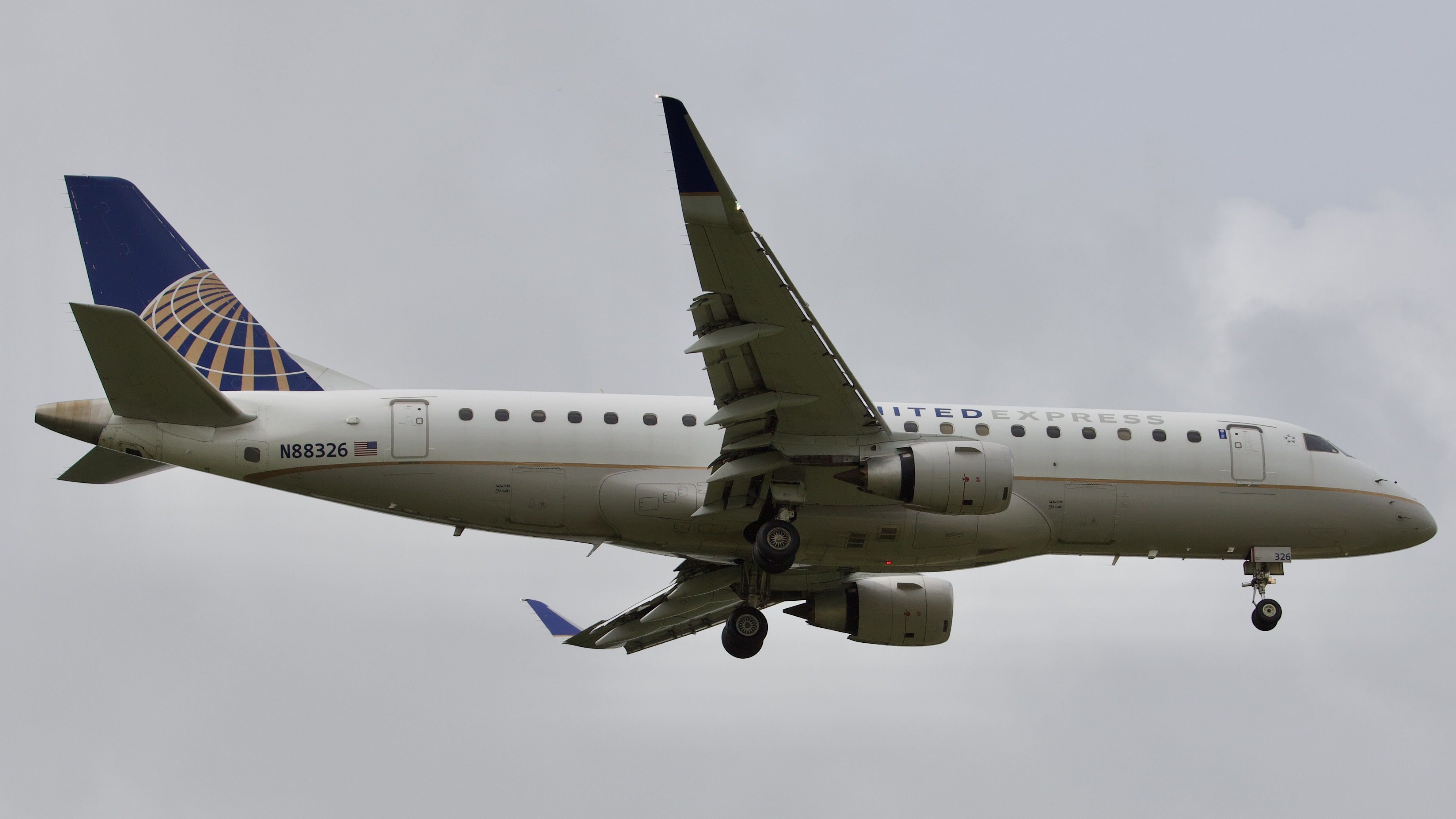 Full size: United Express Embraer E175 N88326 at Houston-George Bush Intercontinental Airport