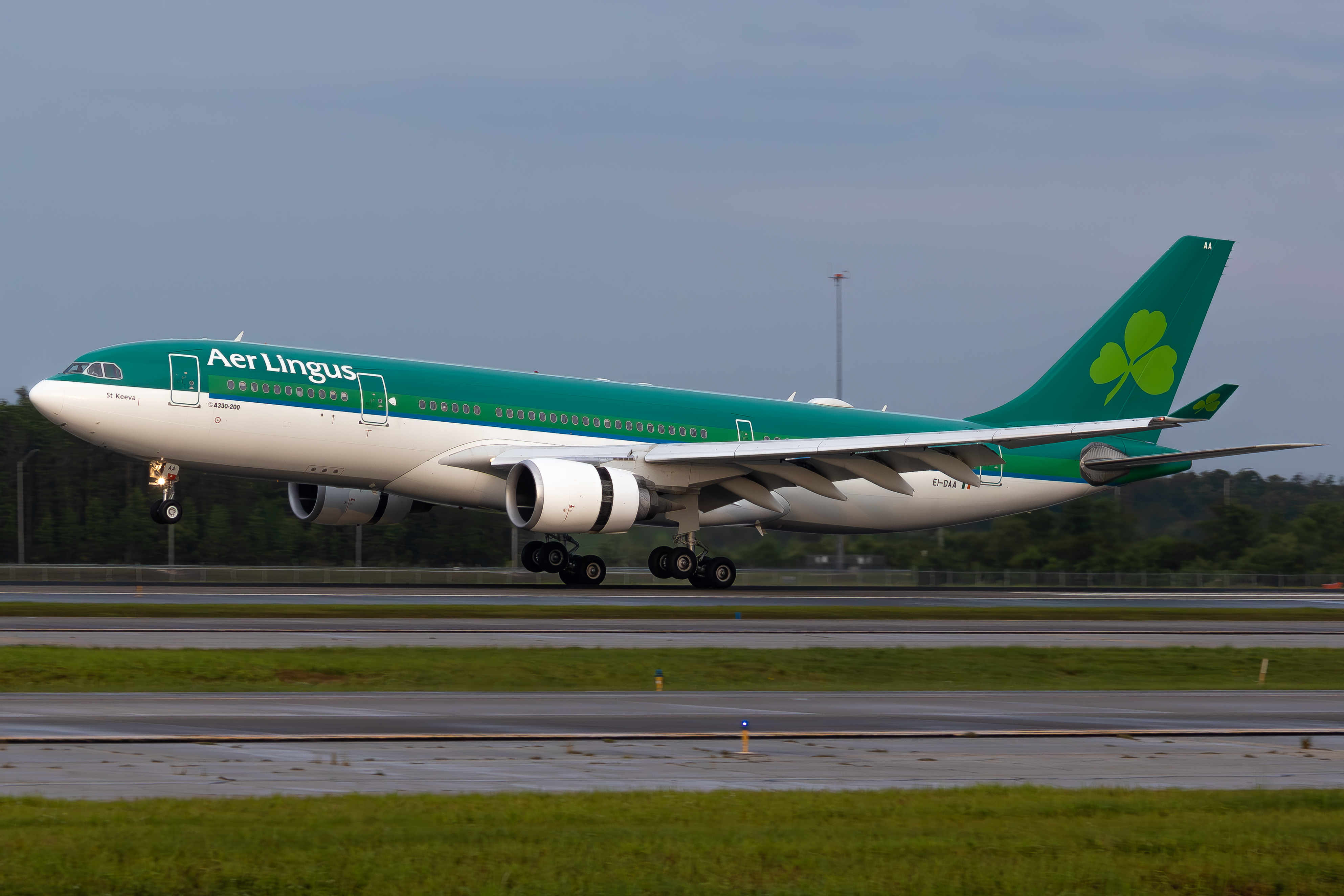 Full size: Aer Lingus Airbus A330-200 EI-DAA at Orlando International Airport