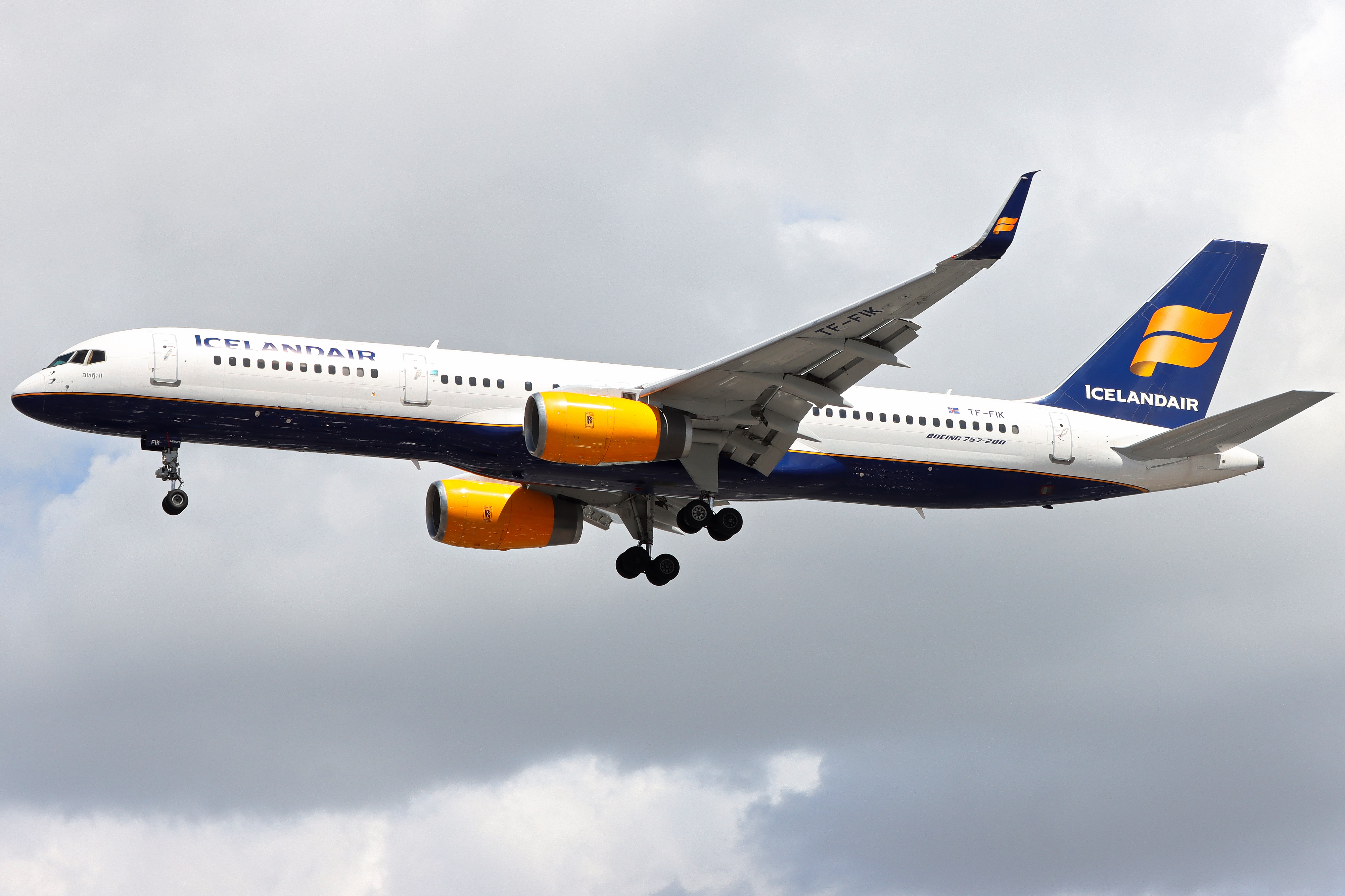 Full size: Icelandair Boeing 757-200 TF-FIK at London Heathrow International Airport