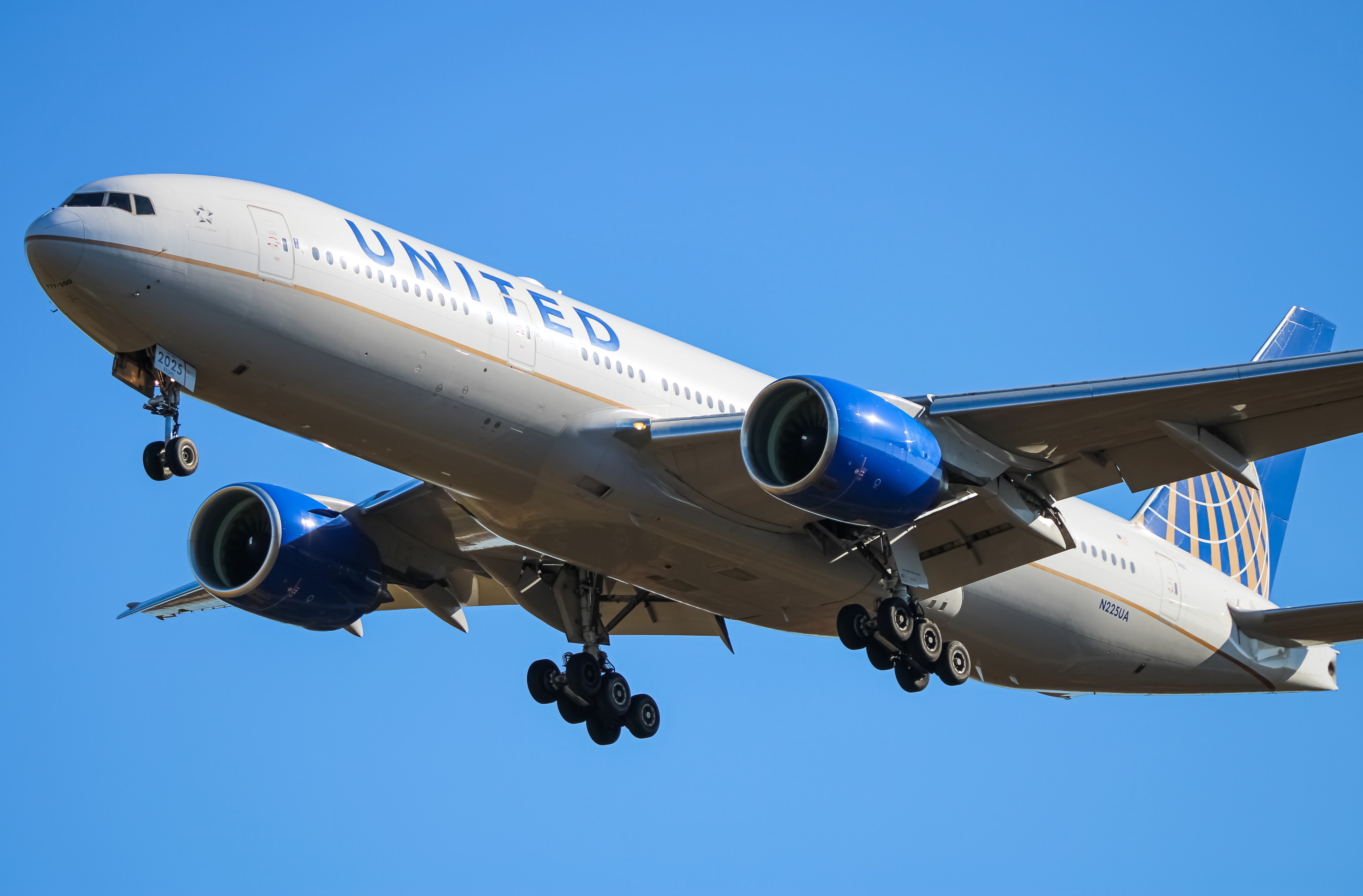 Full size: United Airlines Boeing 777-200 N225UA at Washington Dulles International Airport