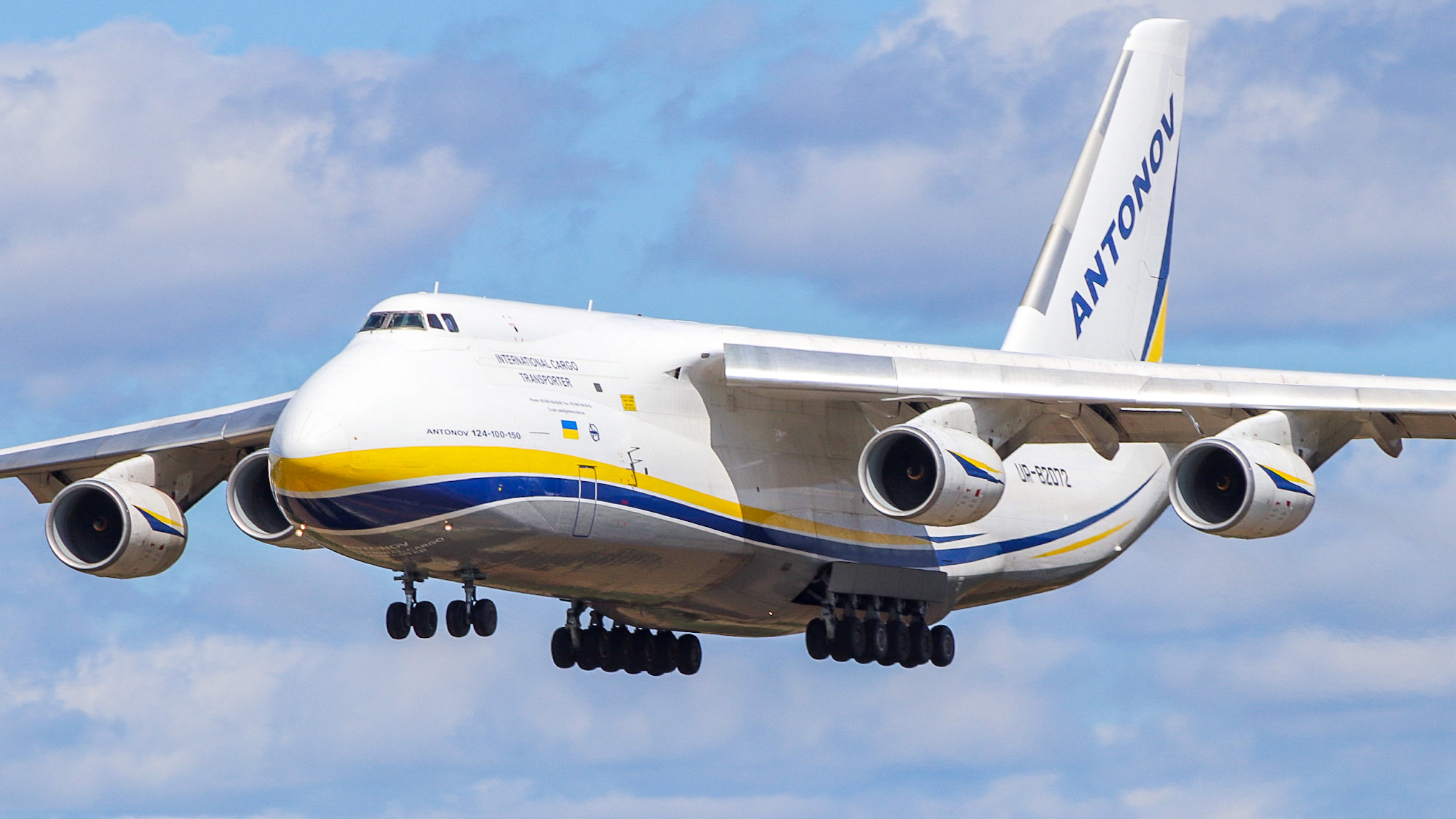 Full size: Antonov Airlines Antonov AN-124 UR-82072 at Theodore Francis Green State Airport
