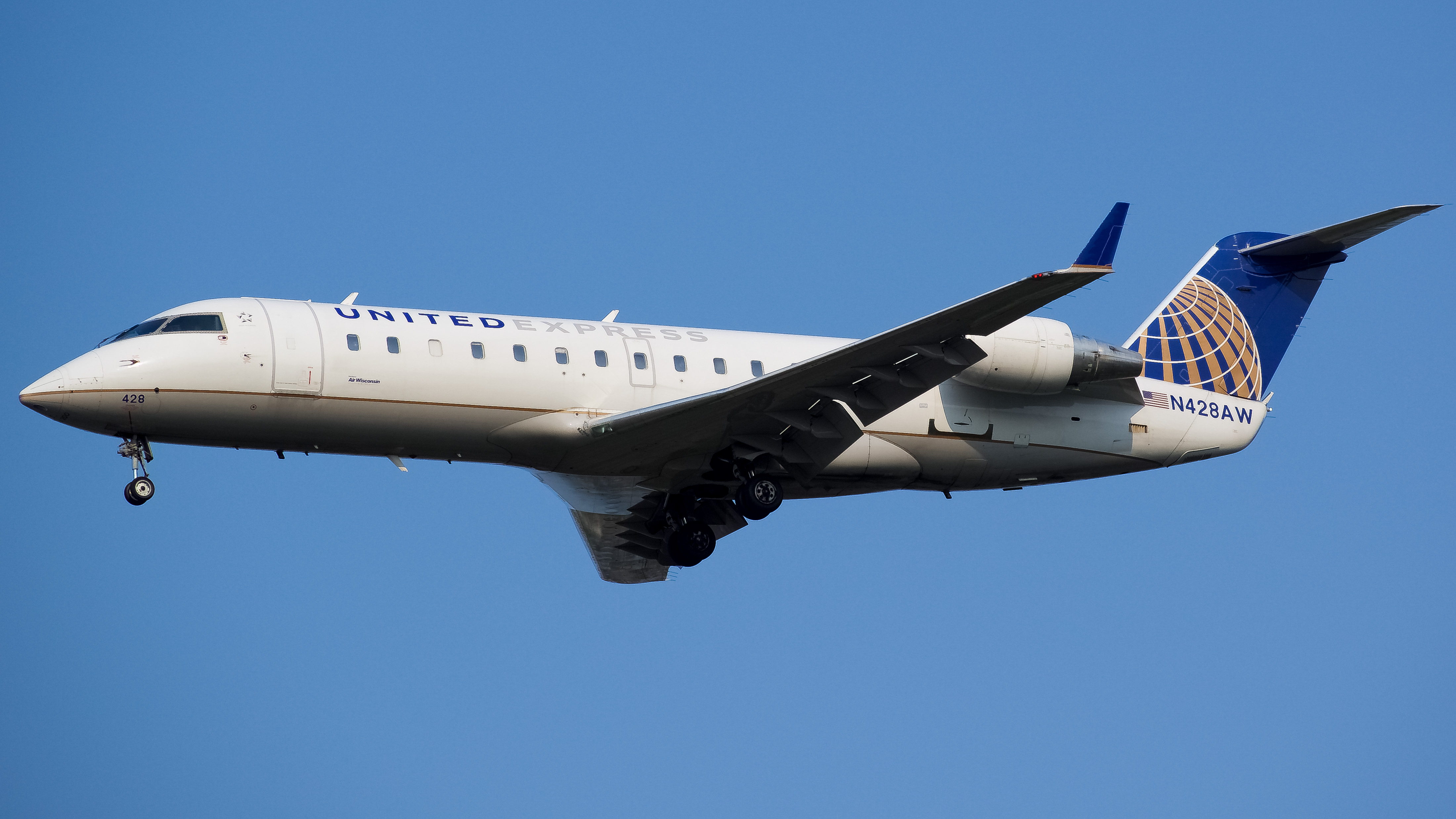 Full size: United Express Mitsubishi CRJ-200 N428AW at Washington Dulles International Airport