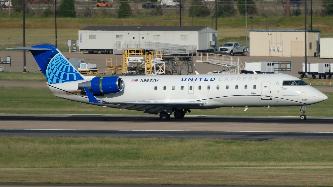 Full size: United Express Mitsubishi CRJ-200 N969SW at Will Rogers World Airport