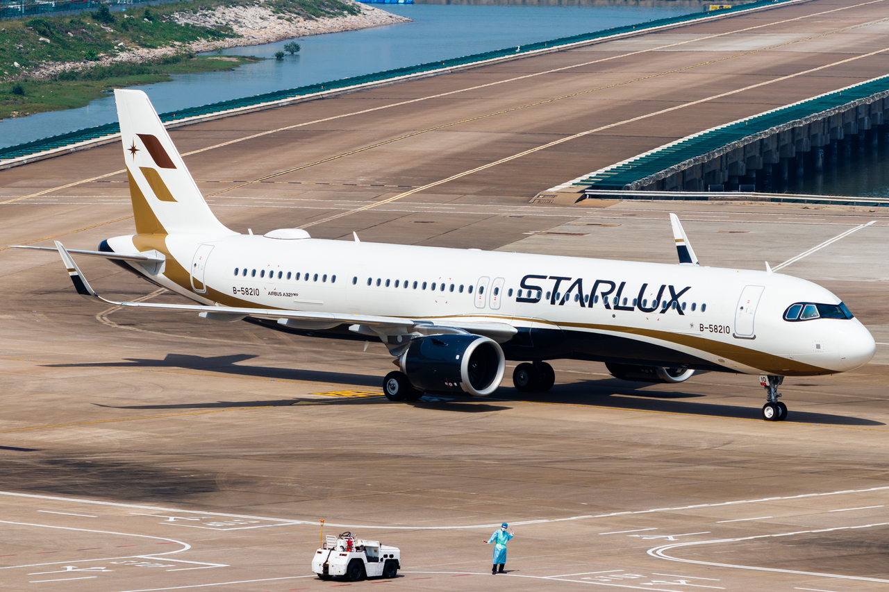 Full size: Starlux Airlines Airbus A321NEO B-58210 at Macau International Airport