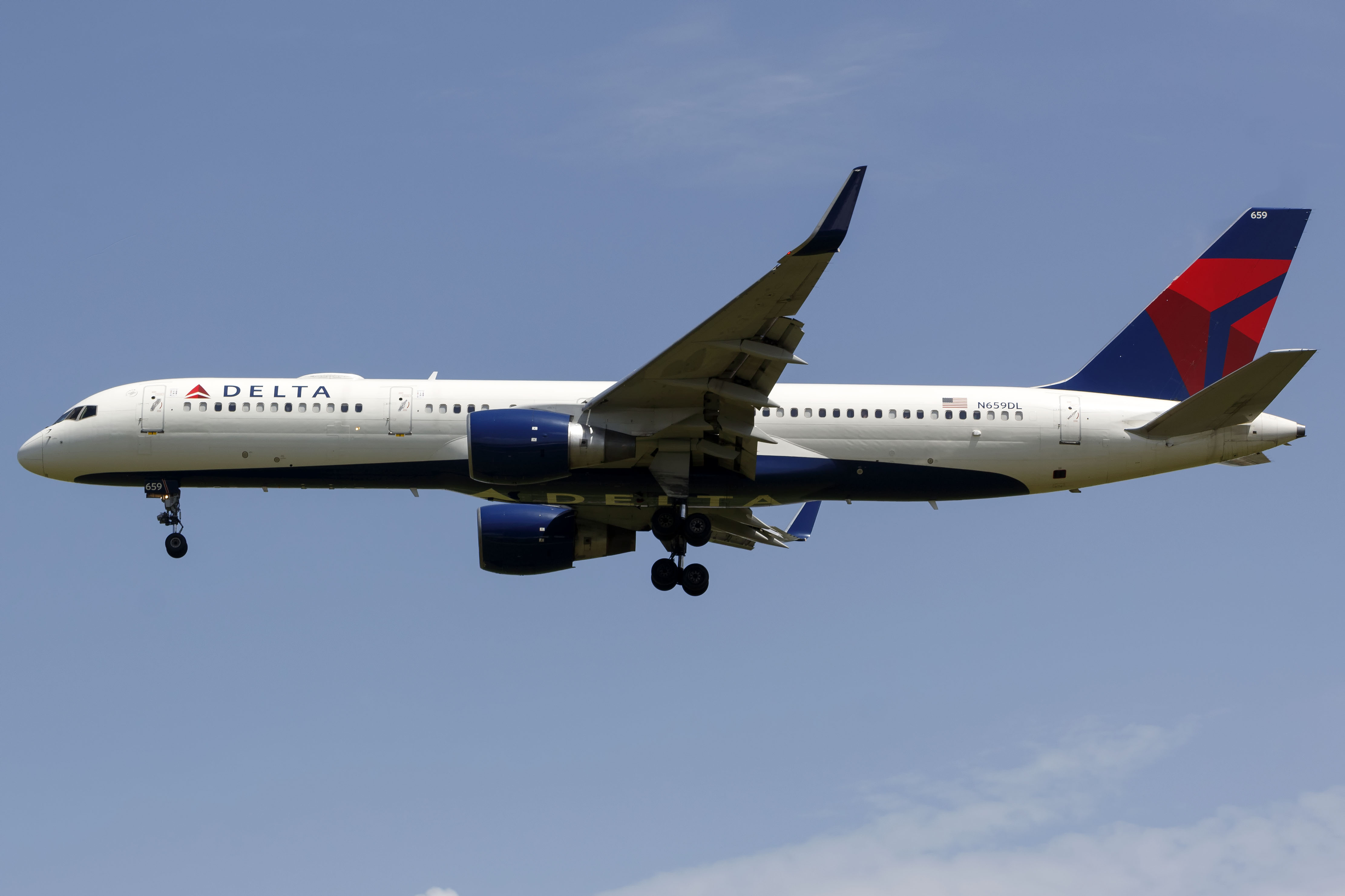Full size: Delta Airlines Boeing 757-200 N659DL at Orlando International Airport