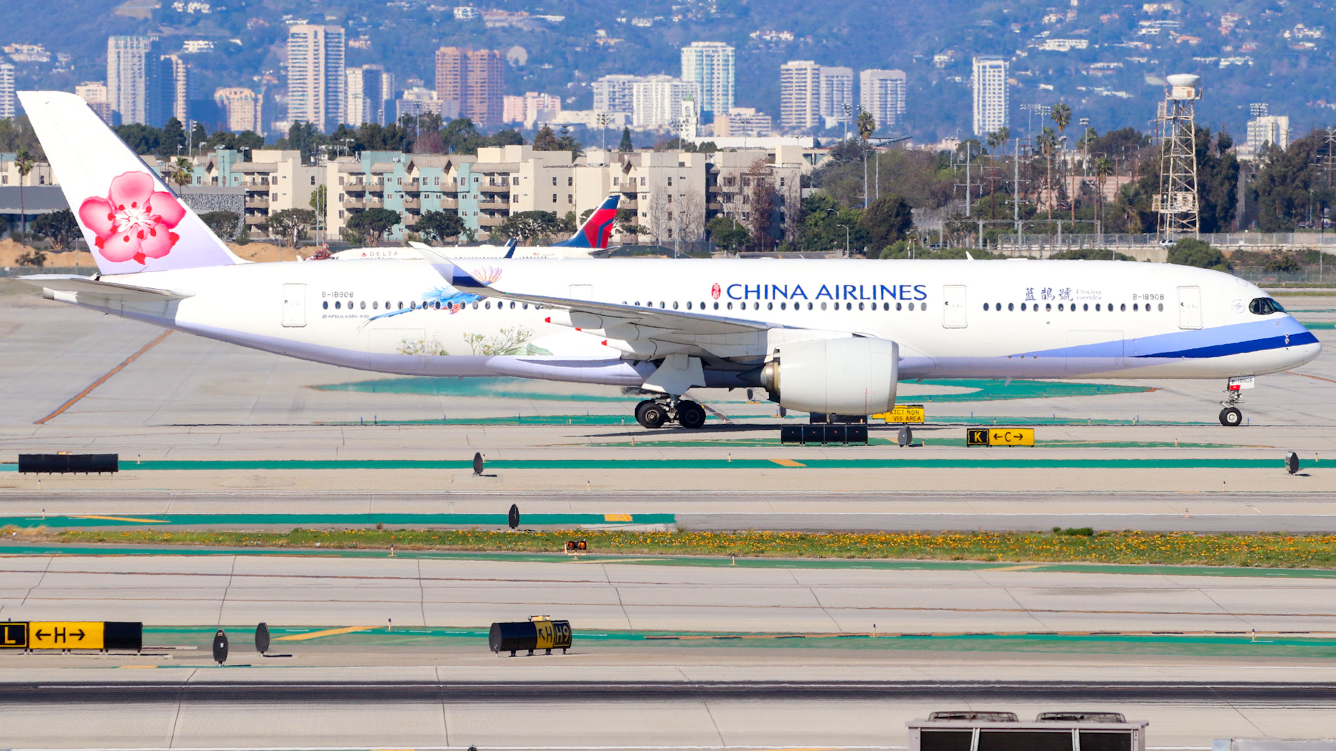 Full size: China Airlines Airbus A350-900 B-18908 at Los Angeles International Airport