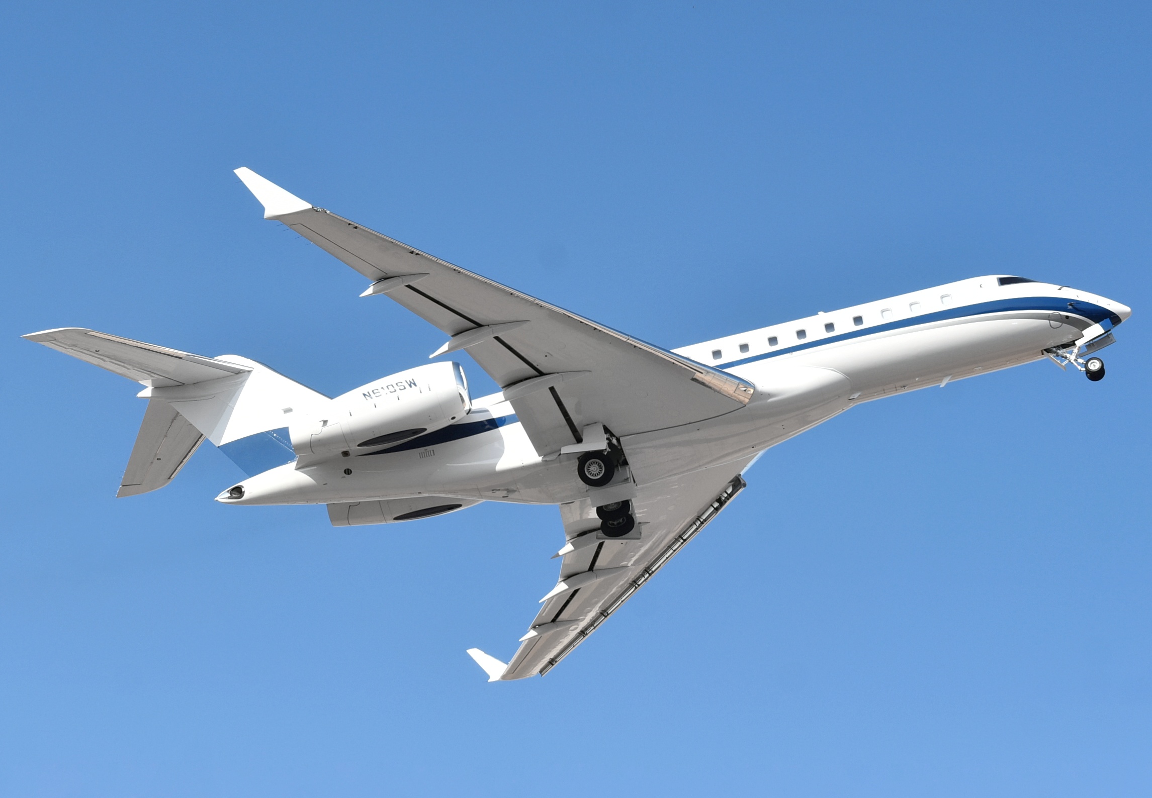 Full size: PRIVATE Bombardier Global Express N610SW at Aeropuerto de Cabo San Lucas Internacional