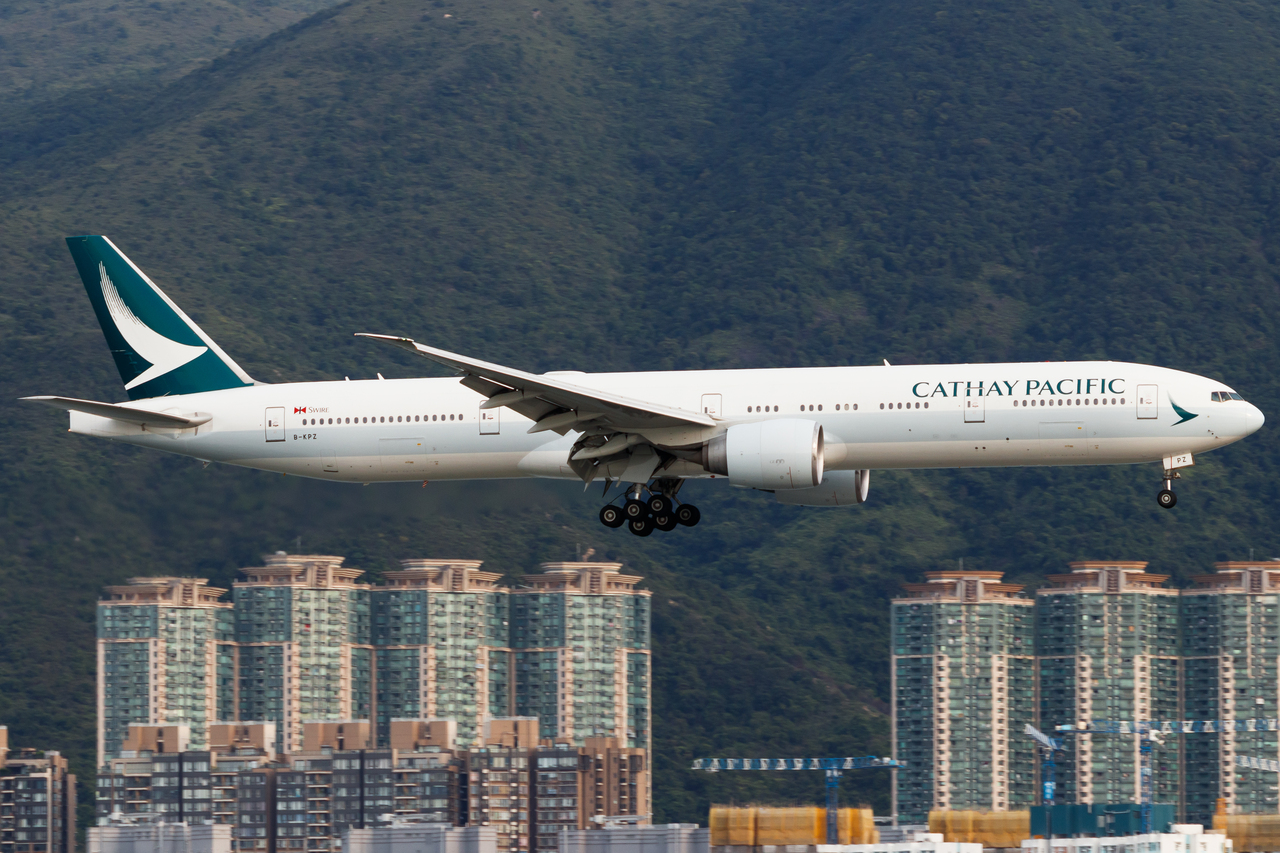 Full size: Cathay Pacific Boeing 777-300ER B-KPZ at Hong Kong International Airport