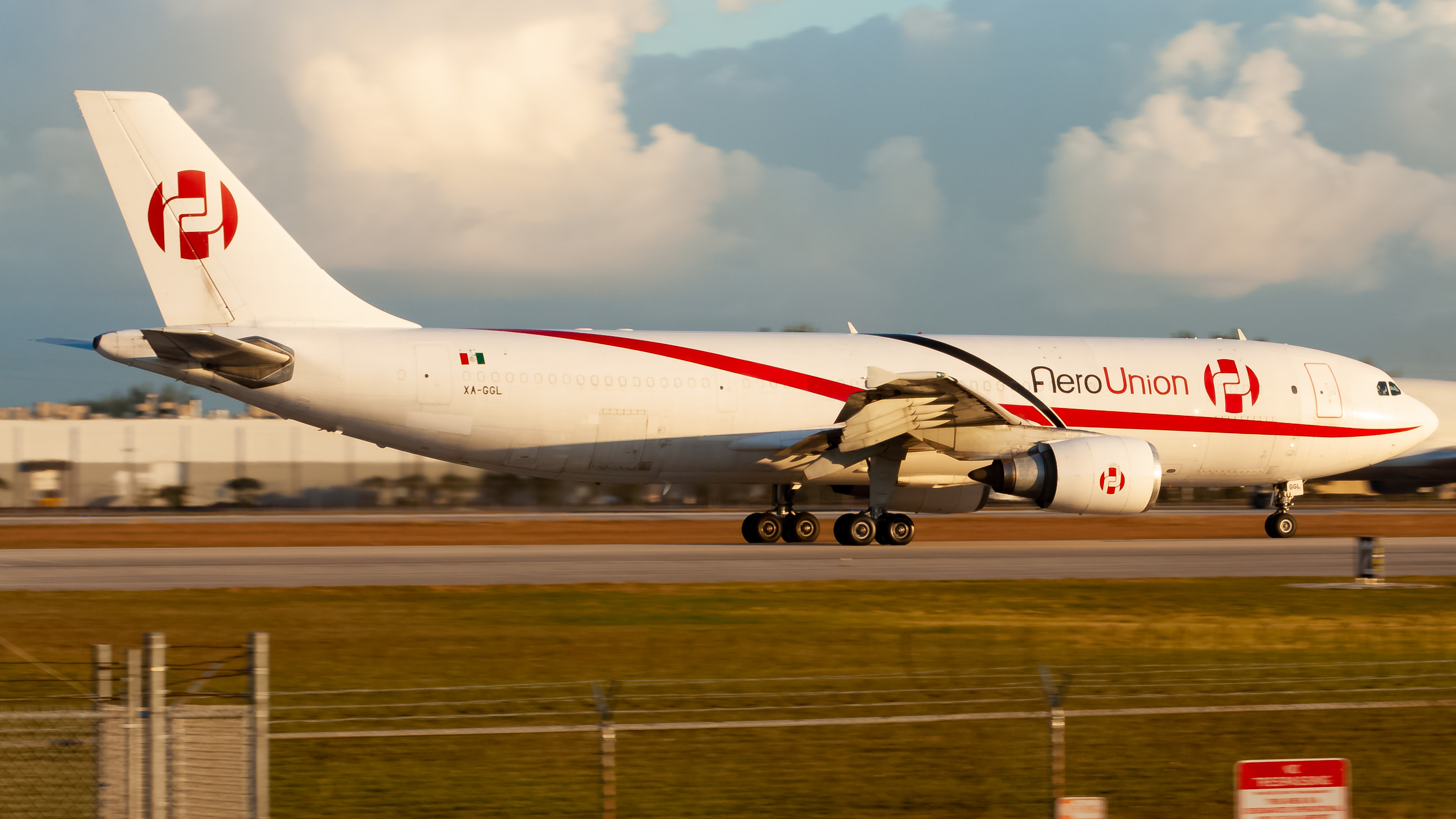 Full size: AeroUnion Airbus A300F-600 XA-GGL at Miami International Airport