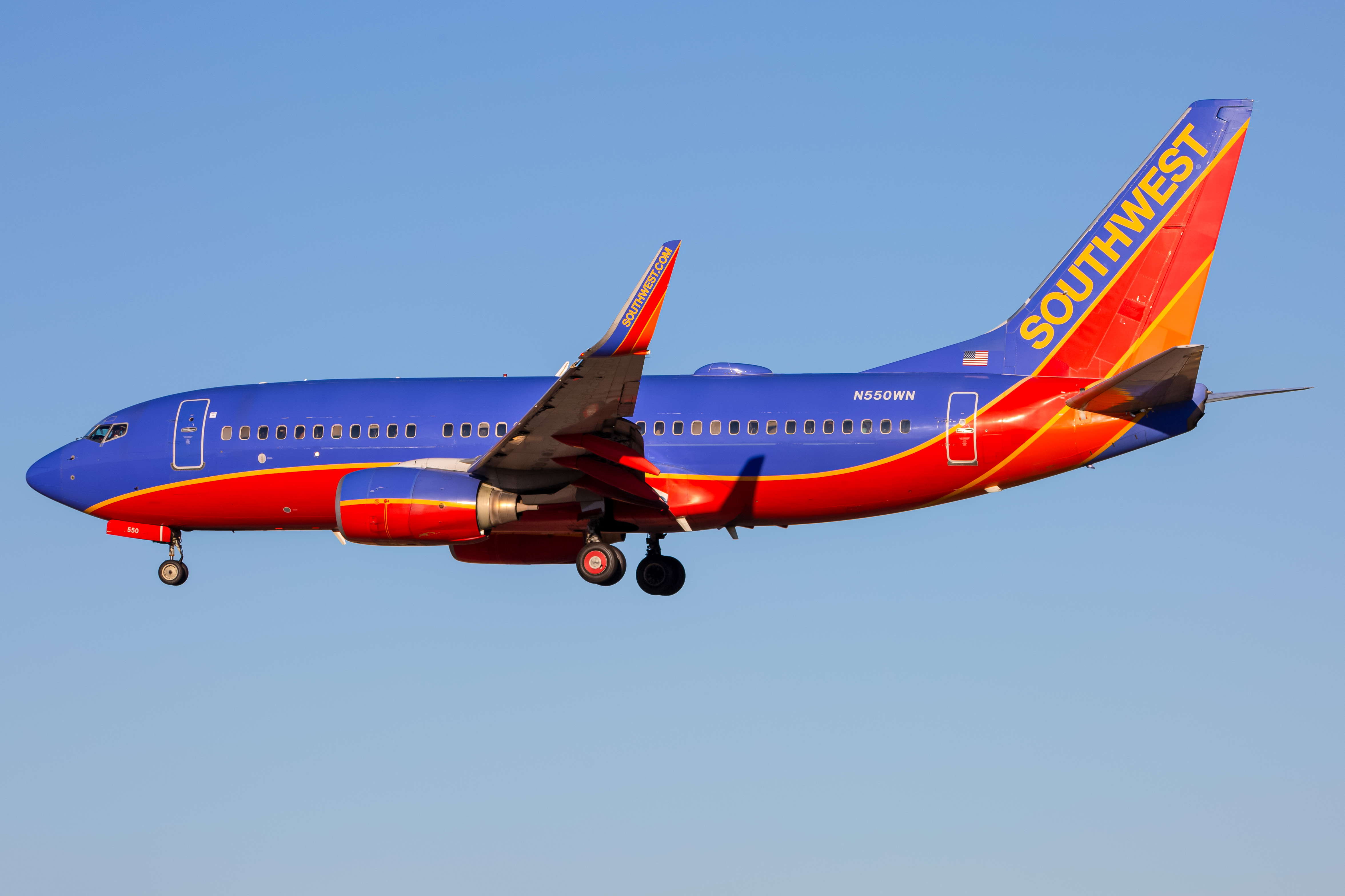 Full size: Southwest Airlines Boeing 737-700 N550WN at Baltimore/Washington International Thurgood Marshall Airport