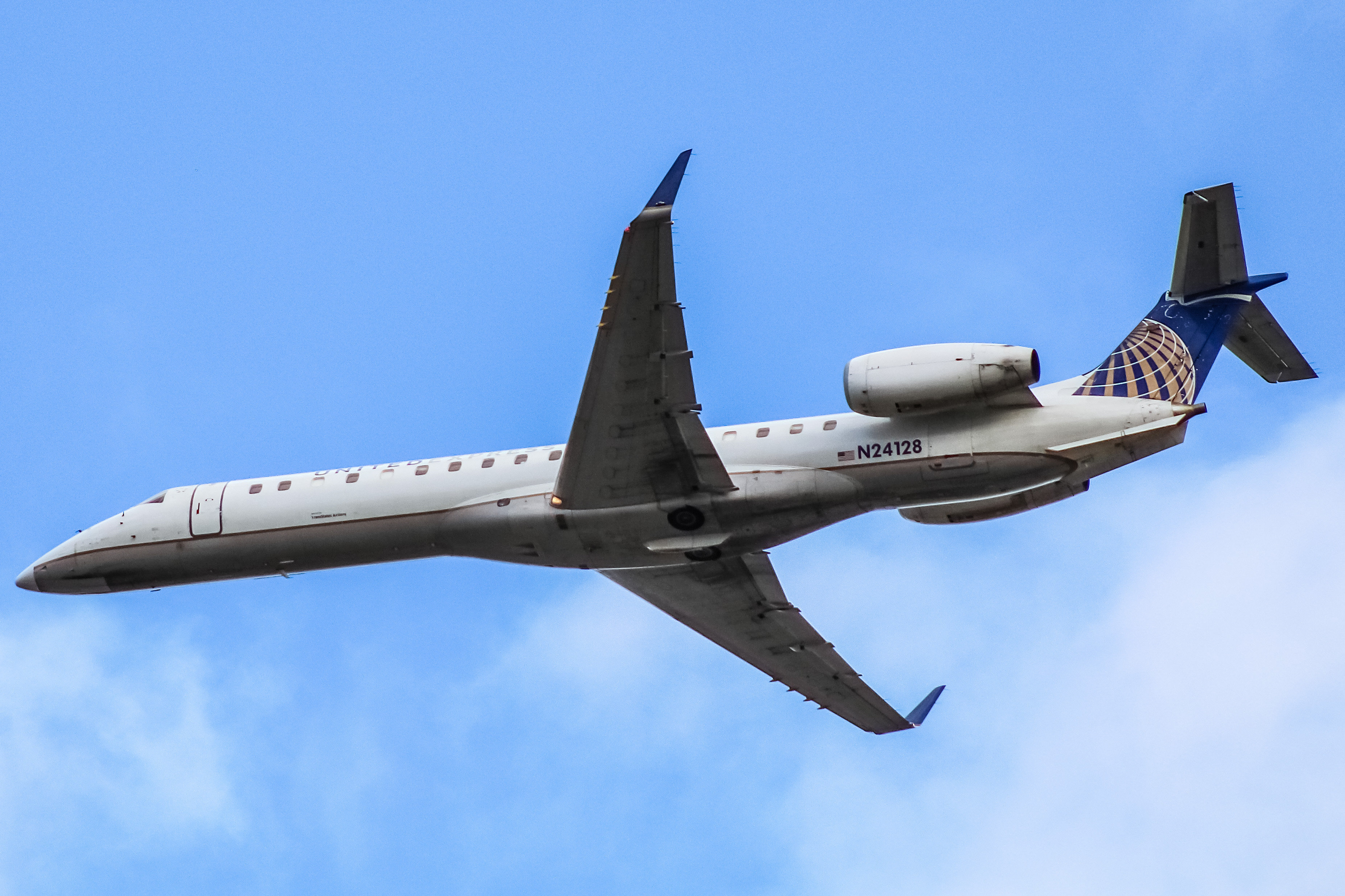 Full size: United Express Embraer ERJ145 N24128 at General Mitchell International Airport