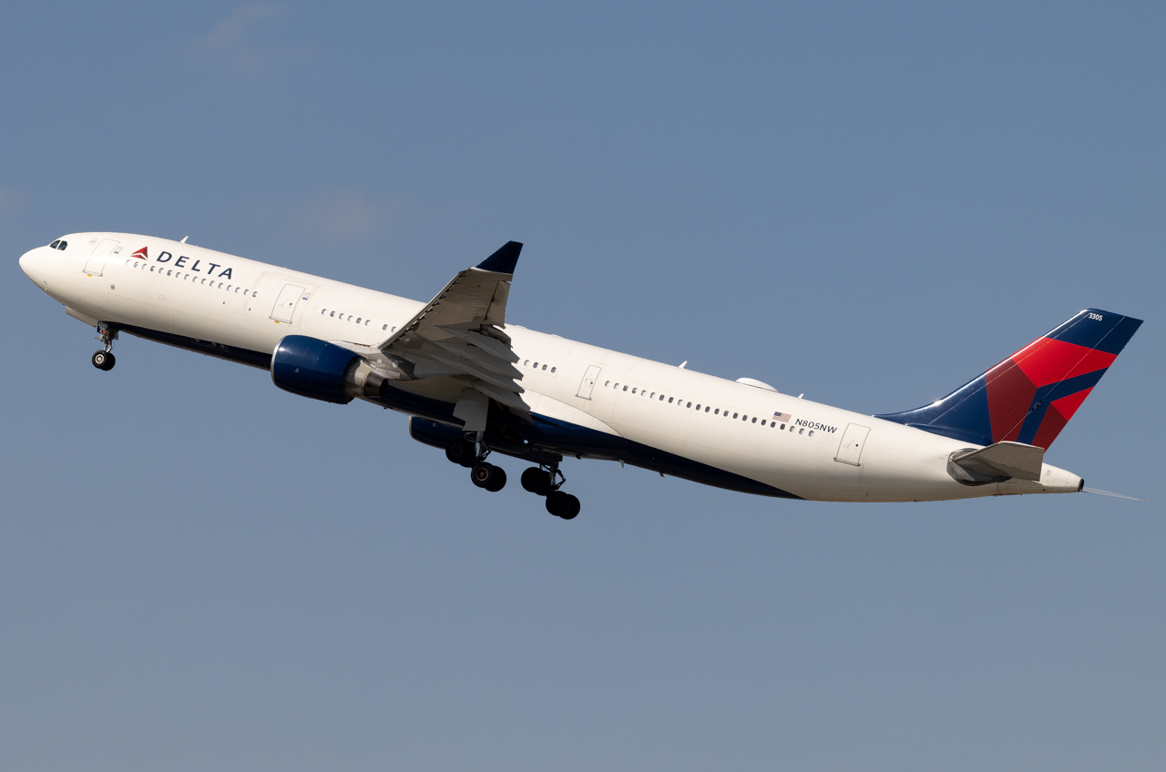 Full size: Delta Airlines Airbus A330-300 N805NW at Minneapolis-St Paul International/Wold-Chamberlain Airport