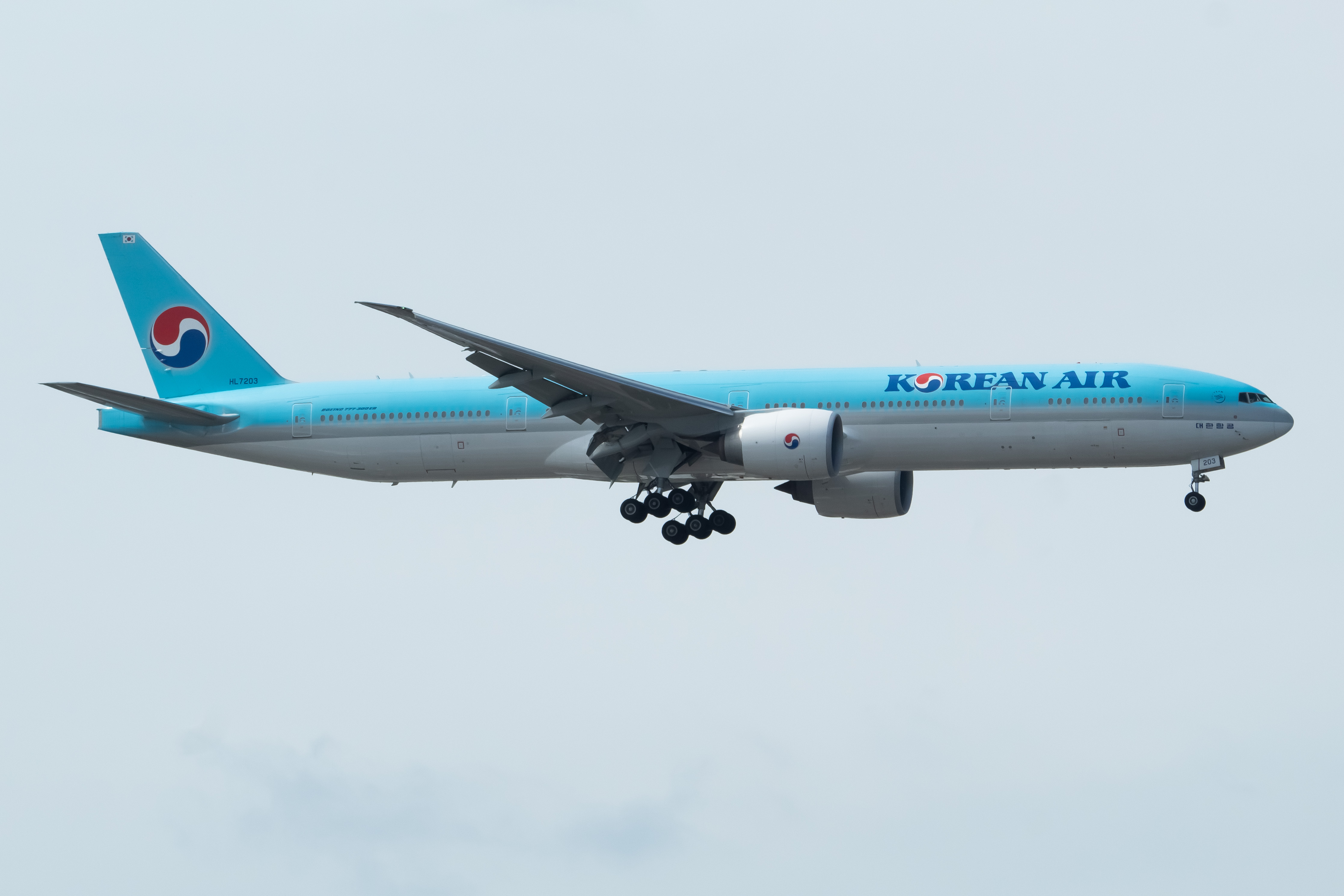 Full size: Korean Air  Boeing 777-300ER HL7203 at John F. Kennedy International Airport