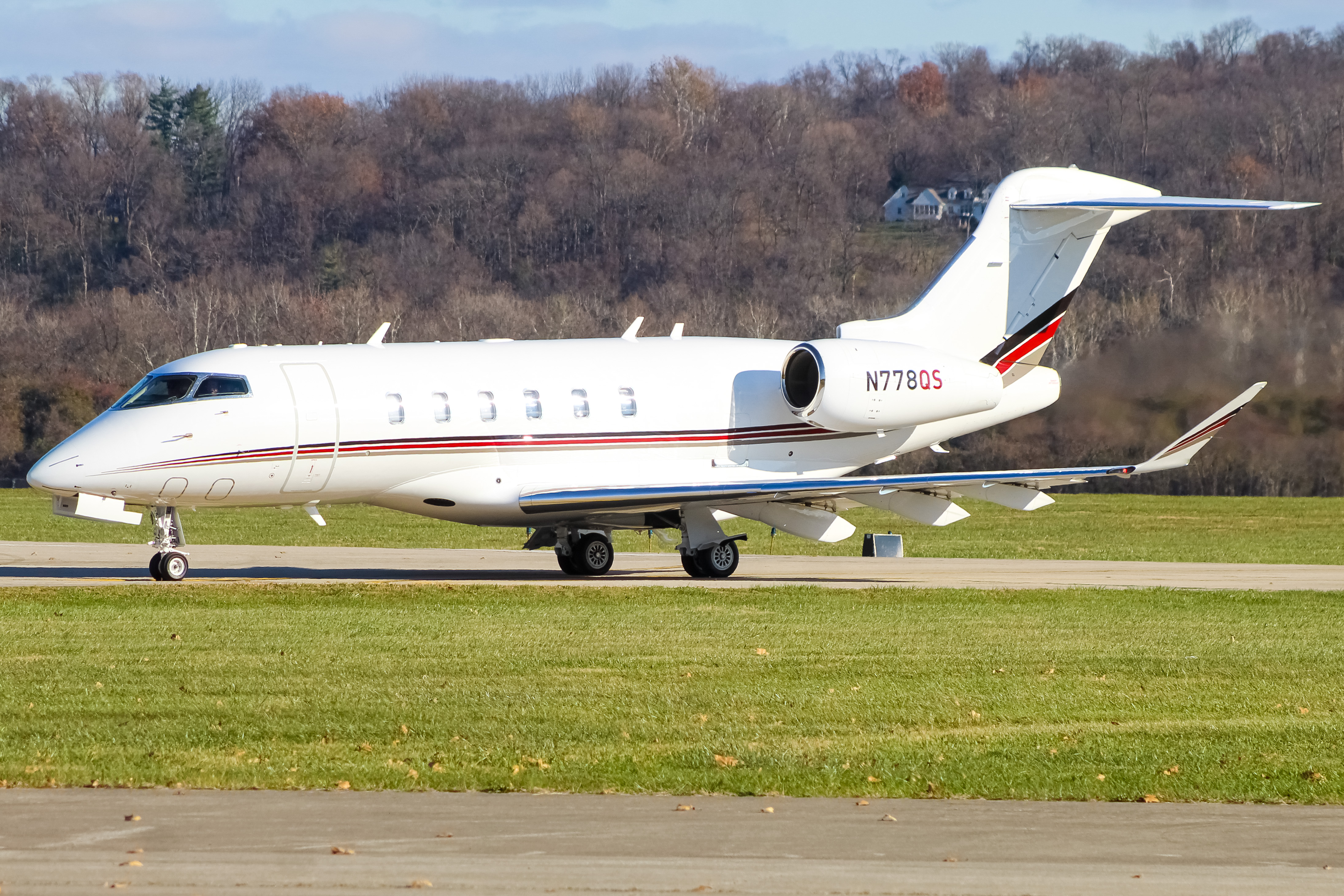 Full size: NetJets Bombardier Challenger 350  N778QS at Cincinnati Municipal Airport/Lunken Field