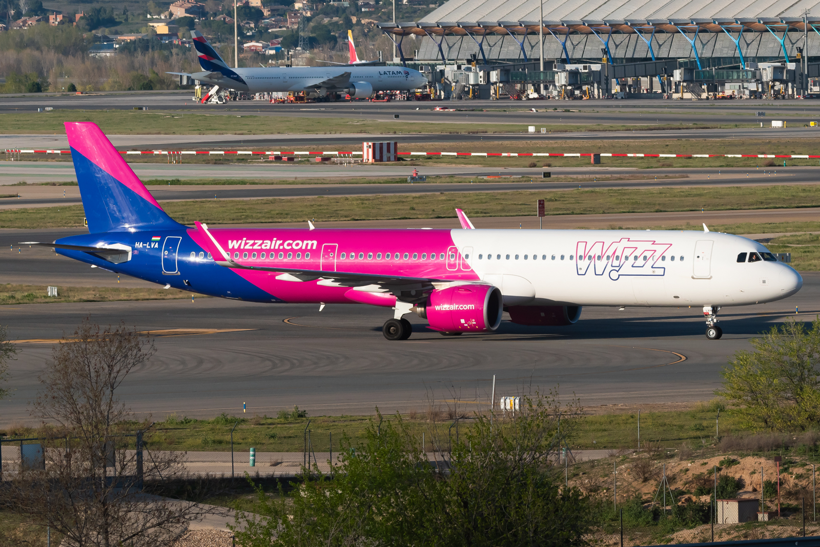 Full size: Wizz Air Airbus A321NEO HA-LVA at Madrid Barajas Airport