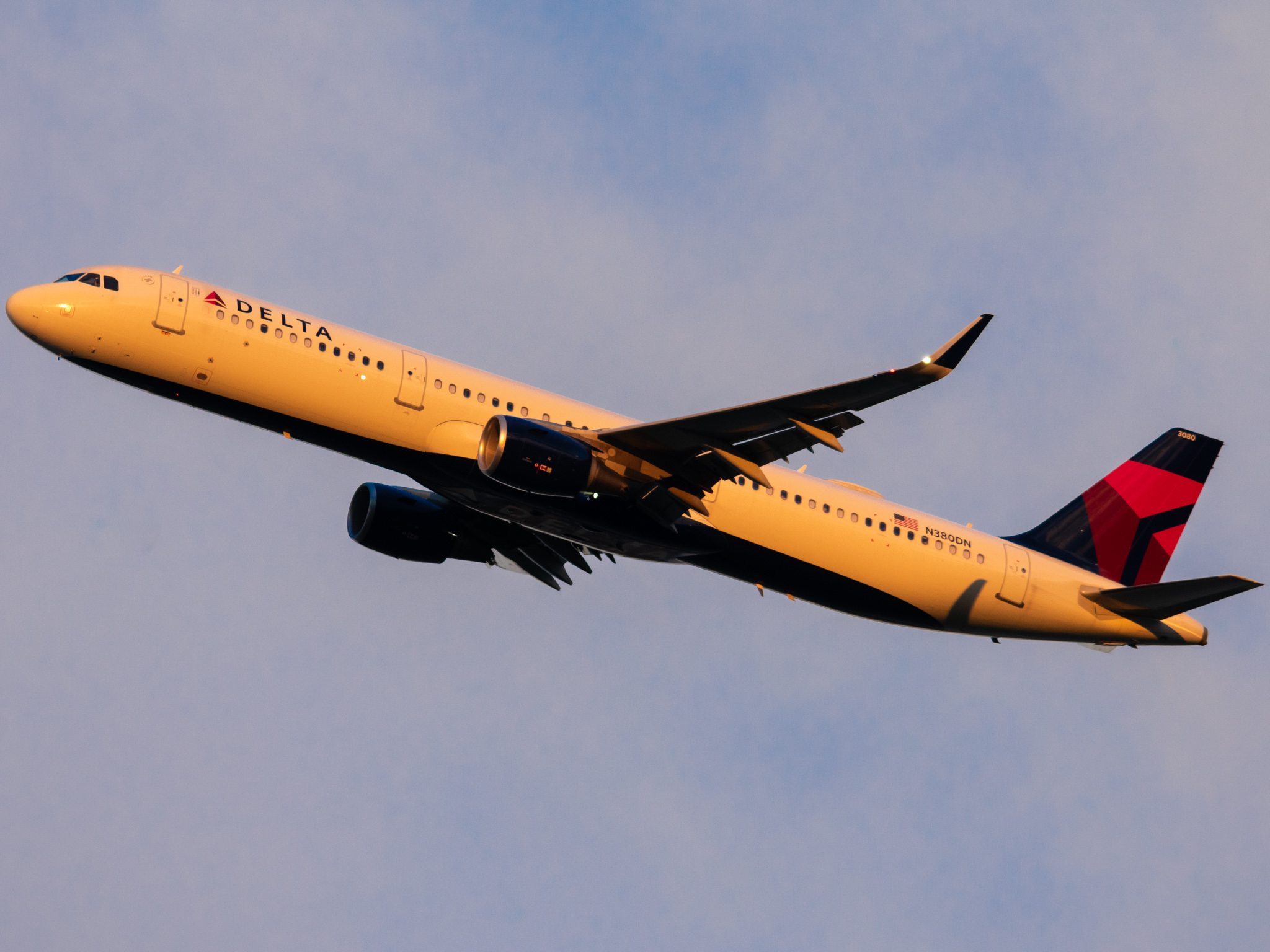 Full size: Delta Airlines Airbus A321-200 N380DN at Ronald Reagan National Airport