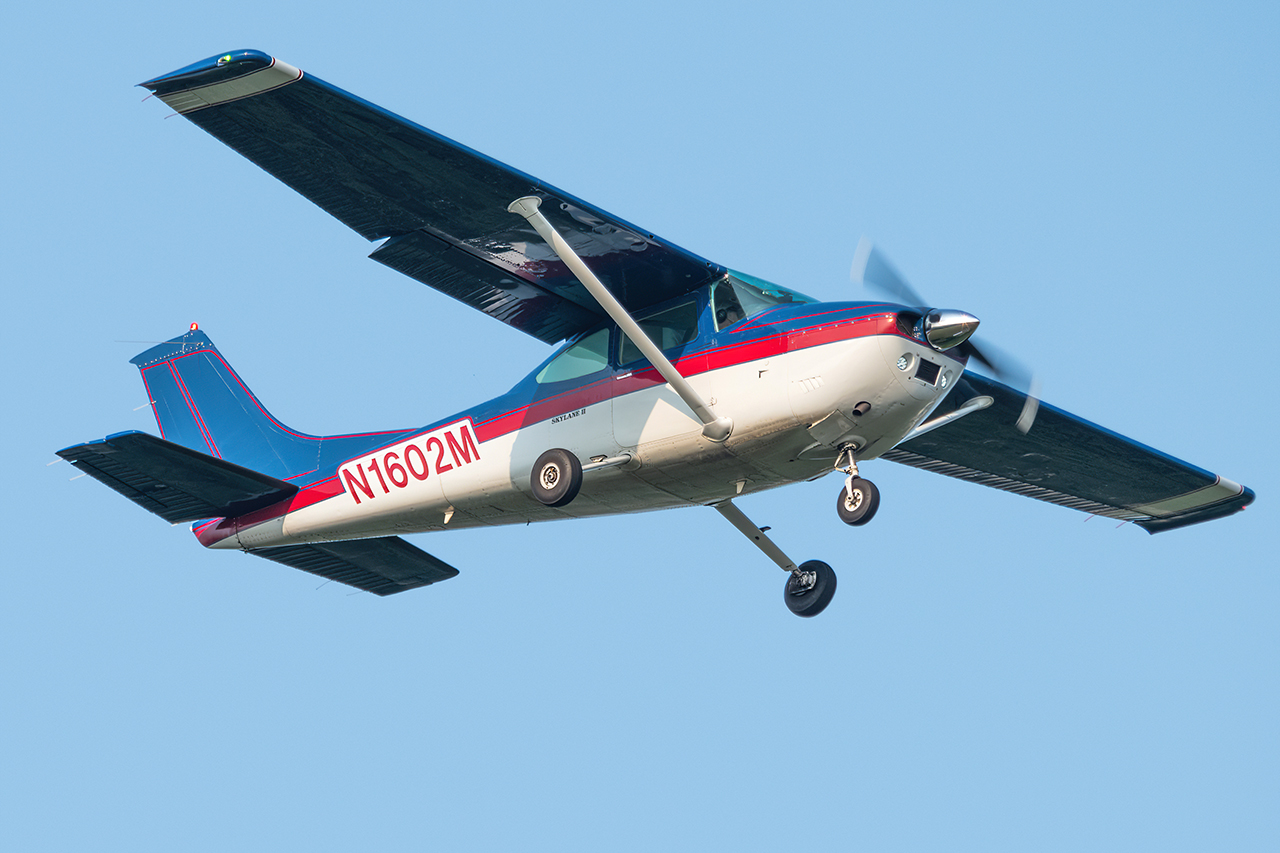 Full size: PRIVATE Cessna 182 Skylane N1602M at Washington Dulles International Airport
