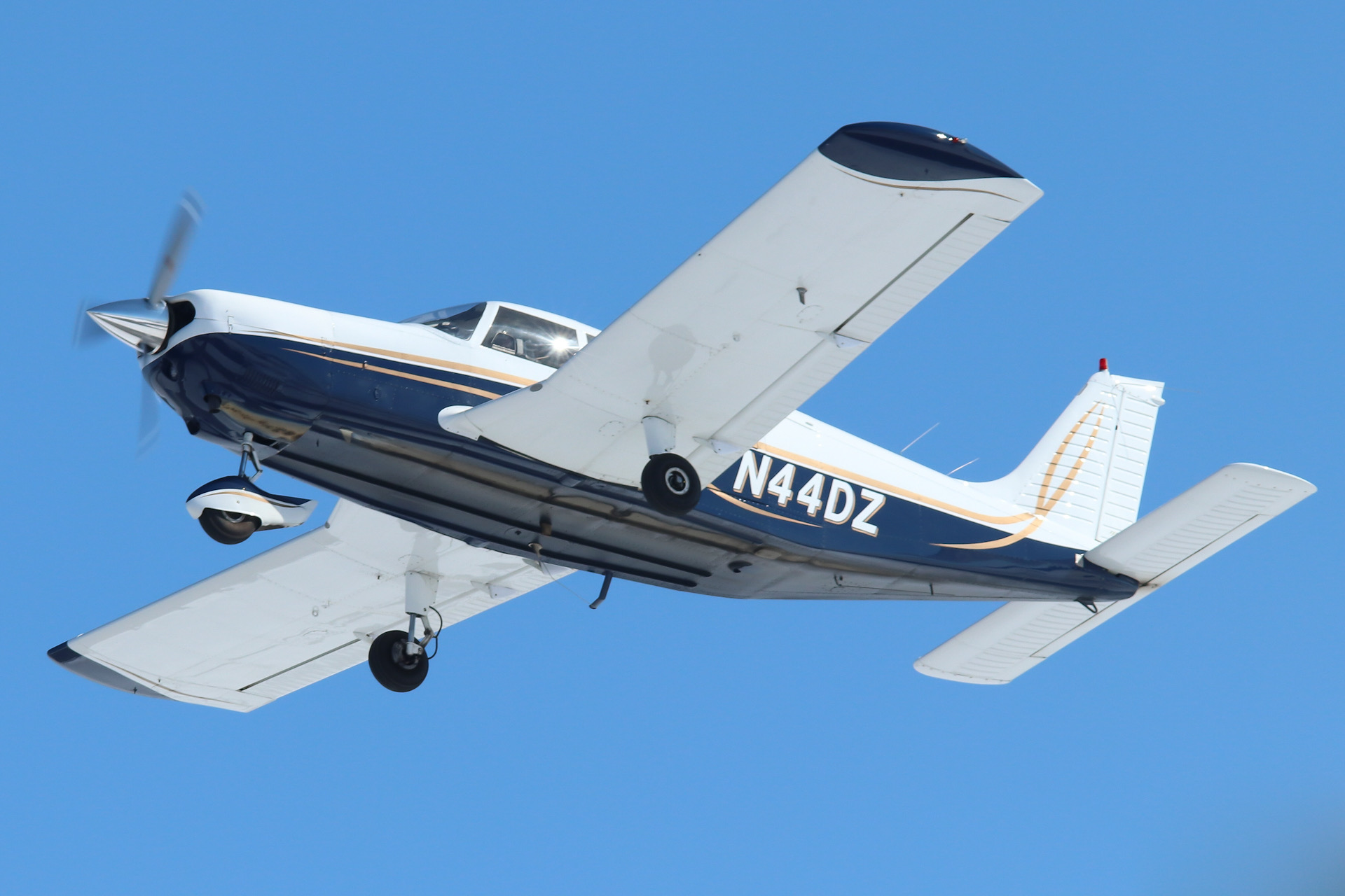 Full size: PRIVATE Piper 32 Saratoga  N44DZ at York Airport