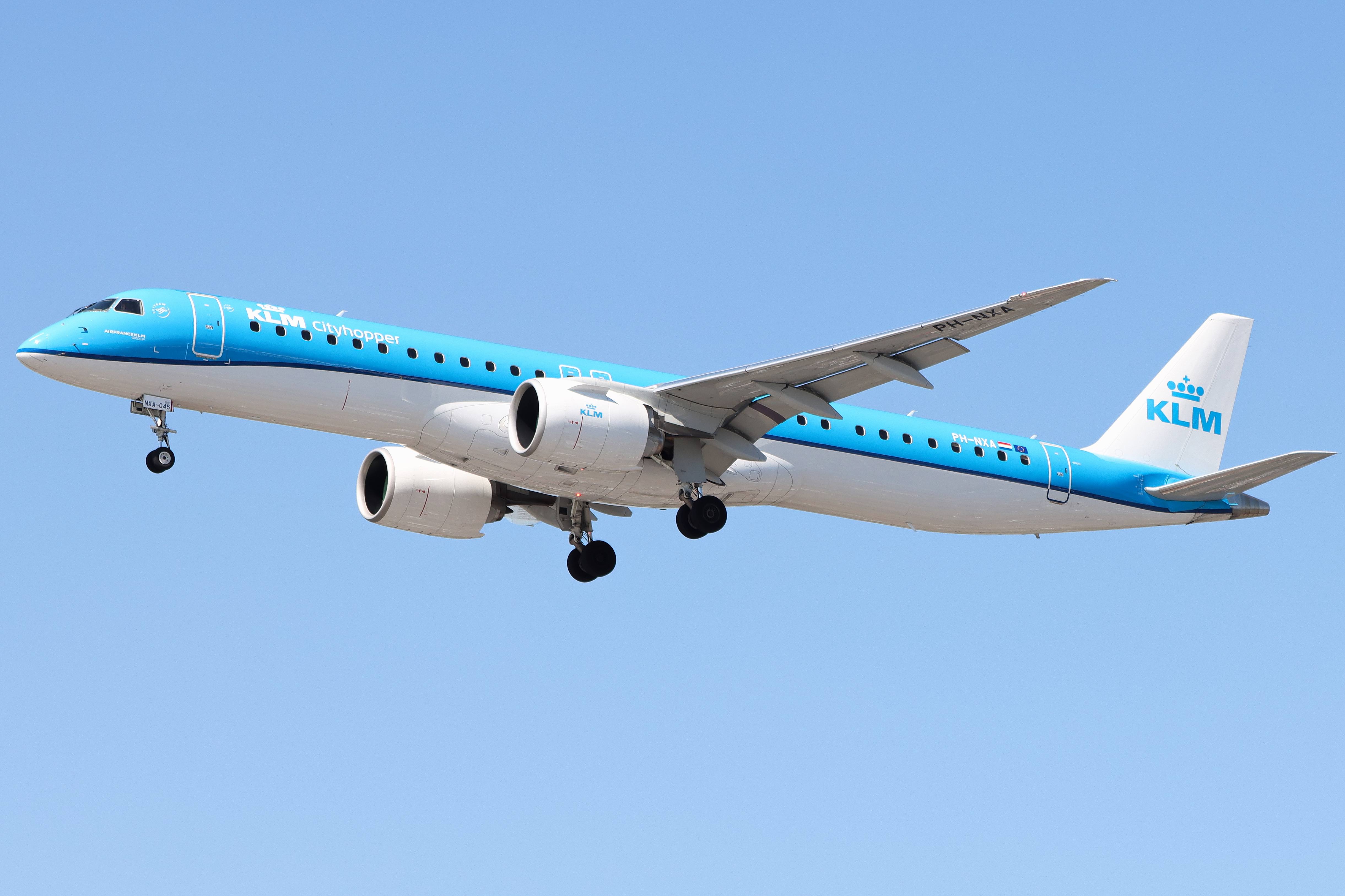 Full size: KLM CityHopper Embraer E195-E2 PH-NXA at London Heathrow International Airport